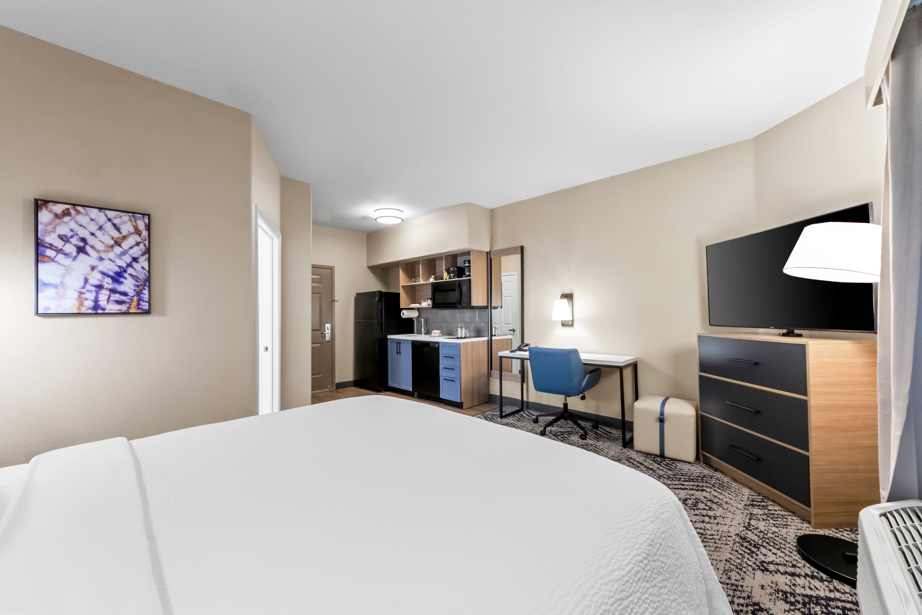 1 Queen Studio Suite Communications Accessible - Image 1