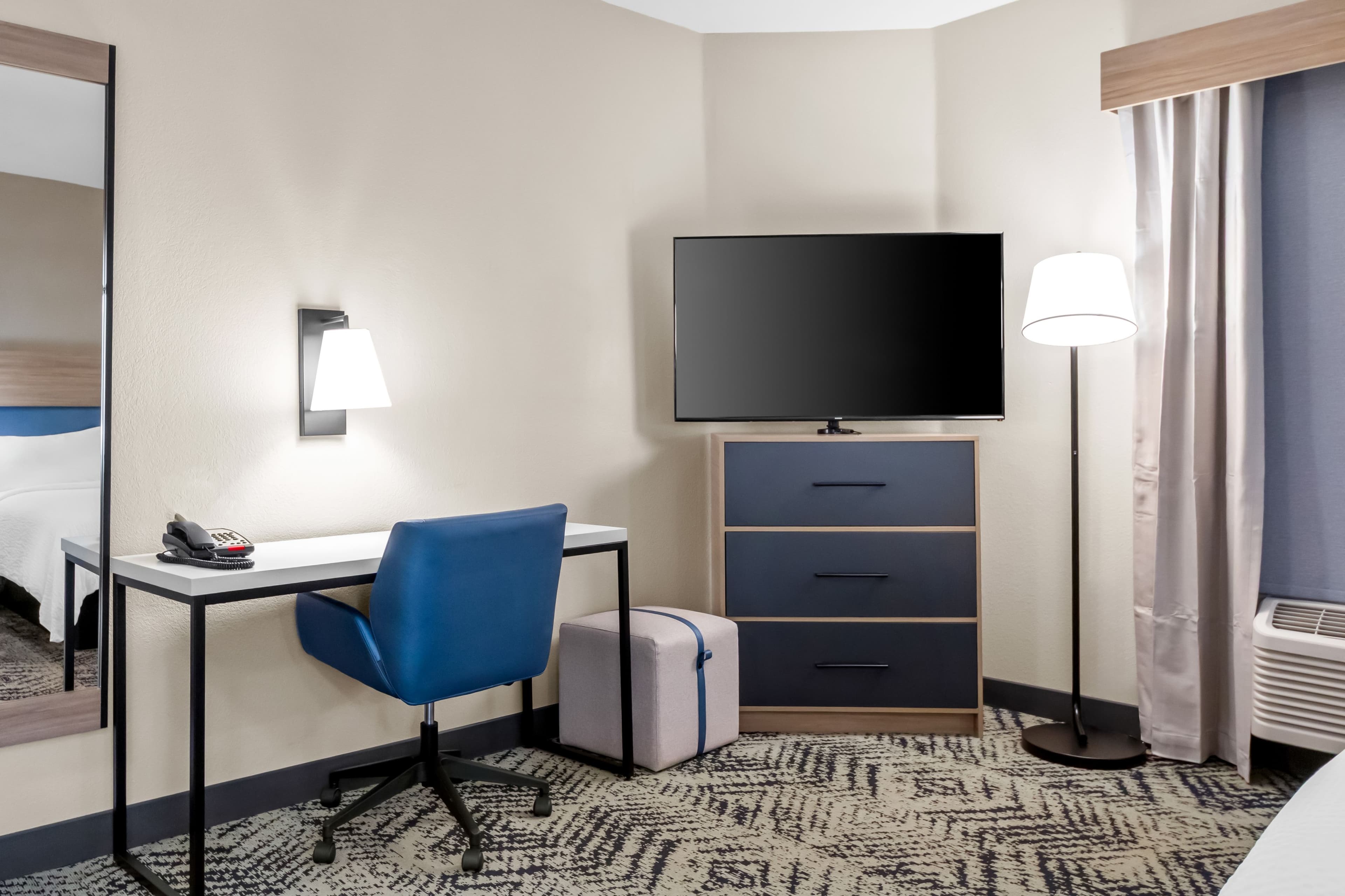 Candlewood Suites Victoria - Image 4
