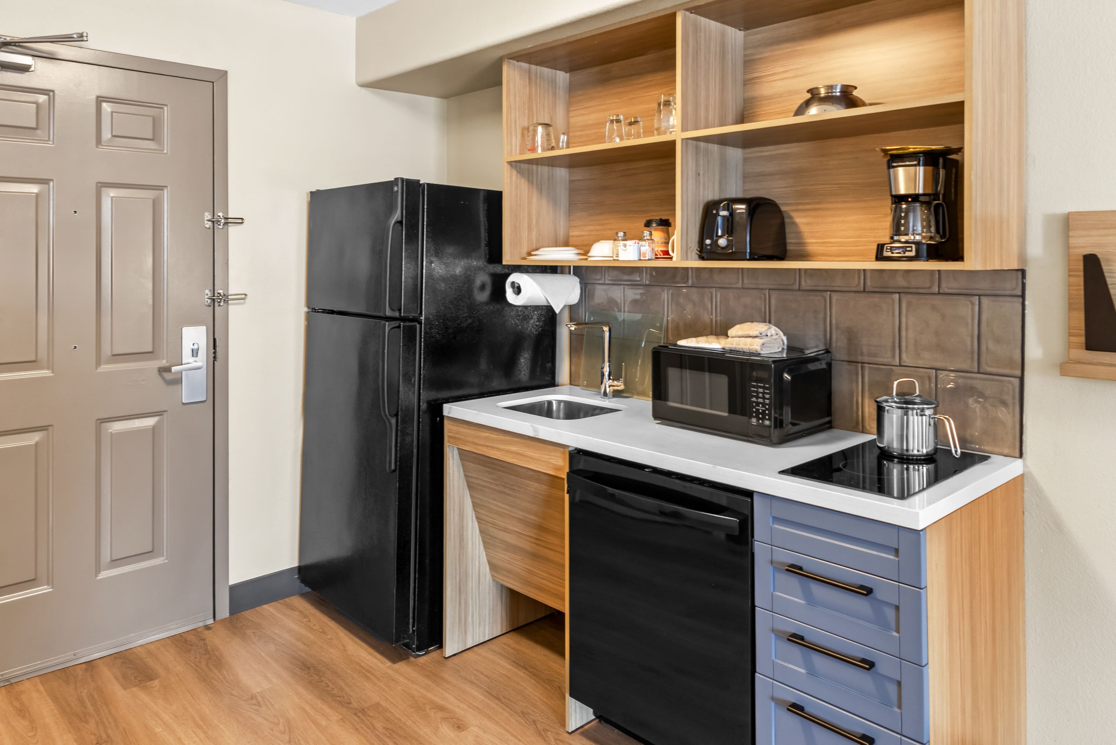 Candlewood Suites Victoria - Image 5
