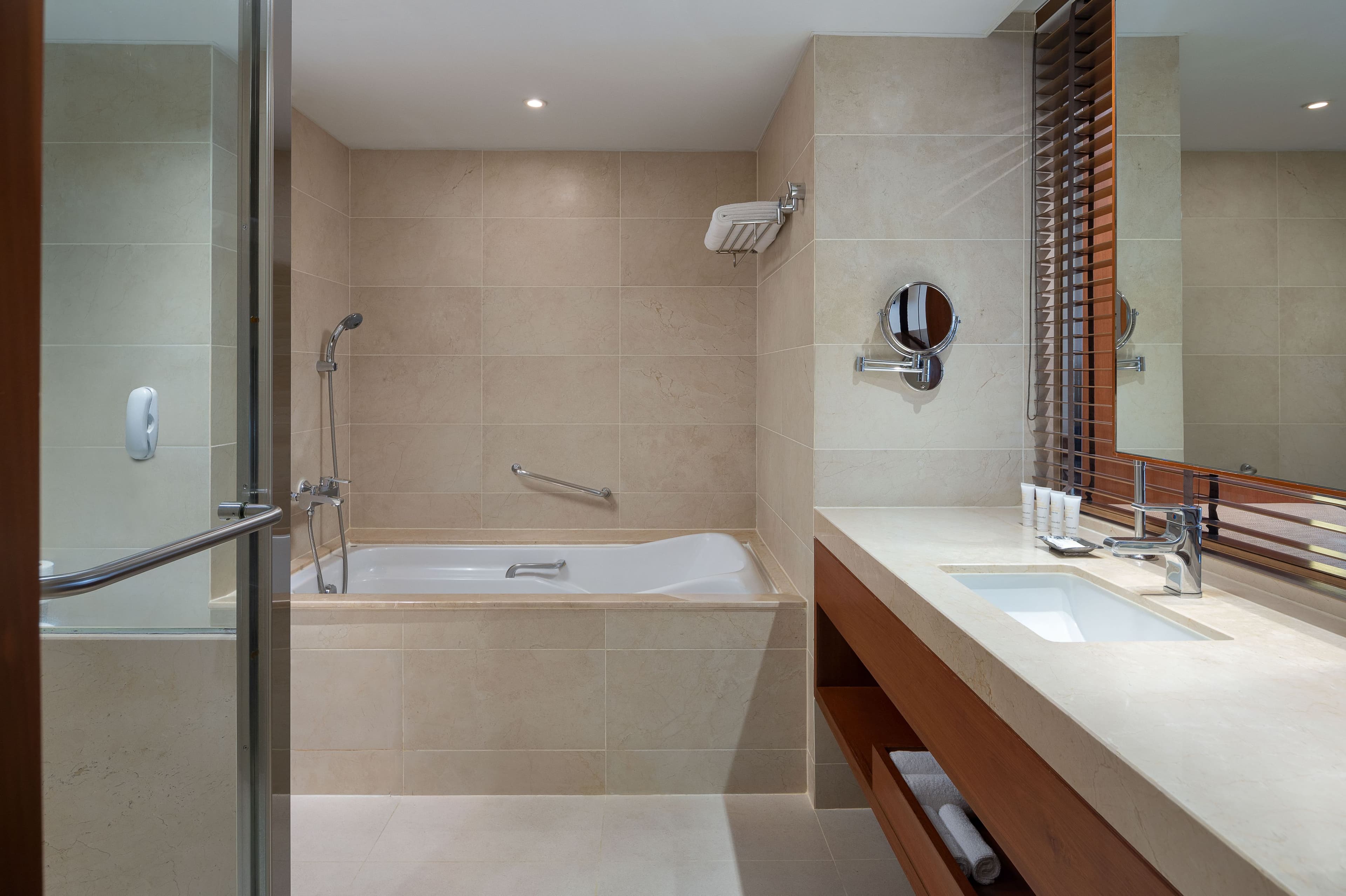 Crowne Plaza Bangkok Lumpini Park - Image 3