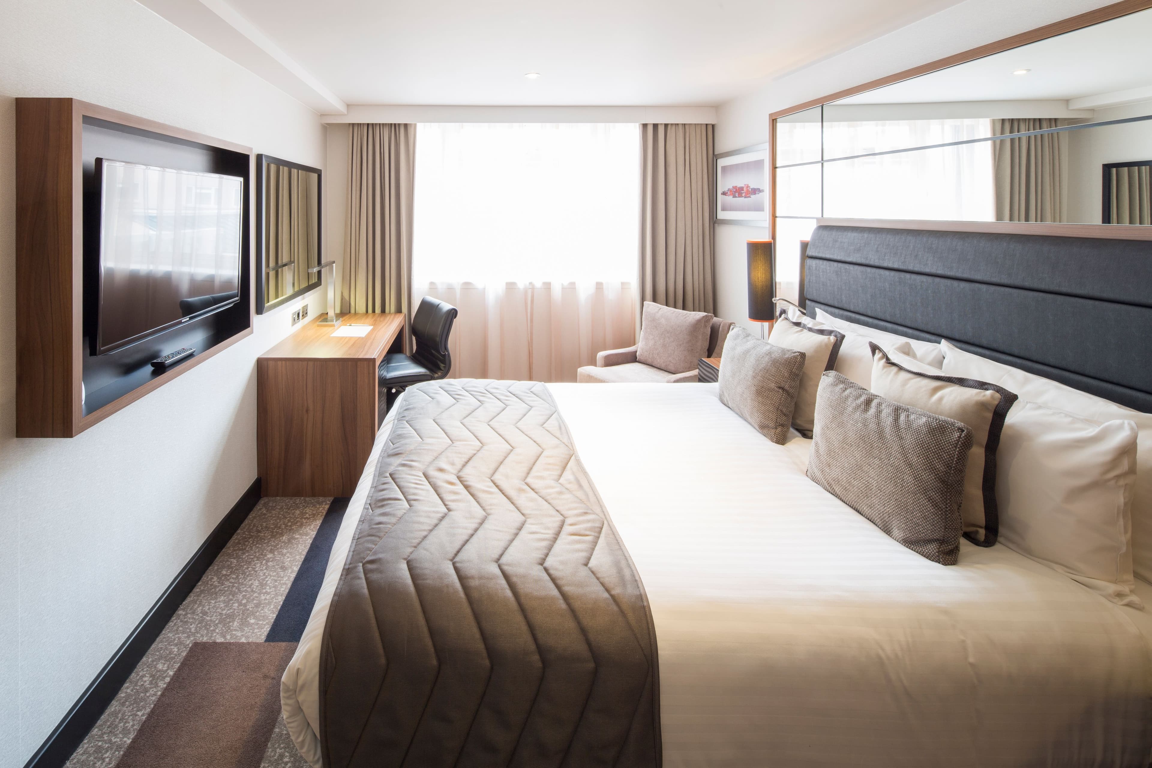 Crowne Plaza Gerrards Cross - Image 2