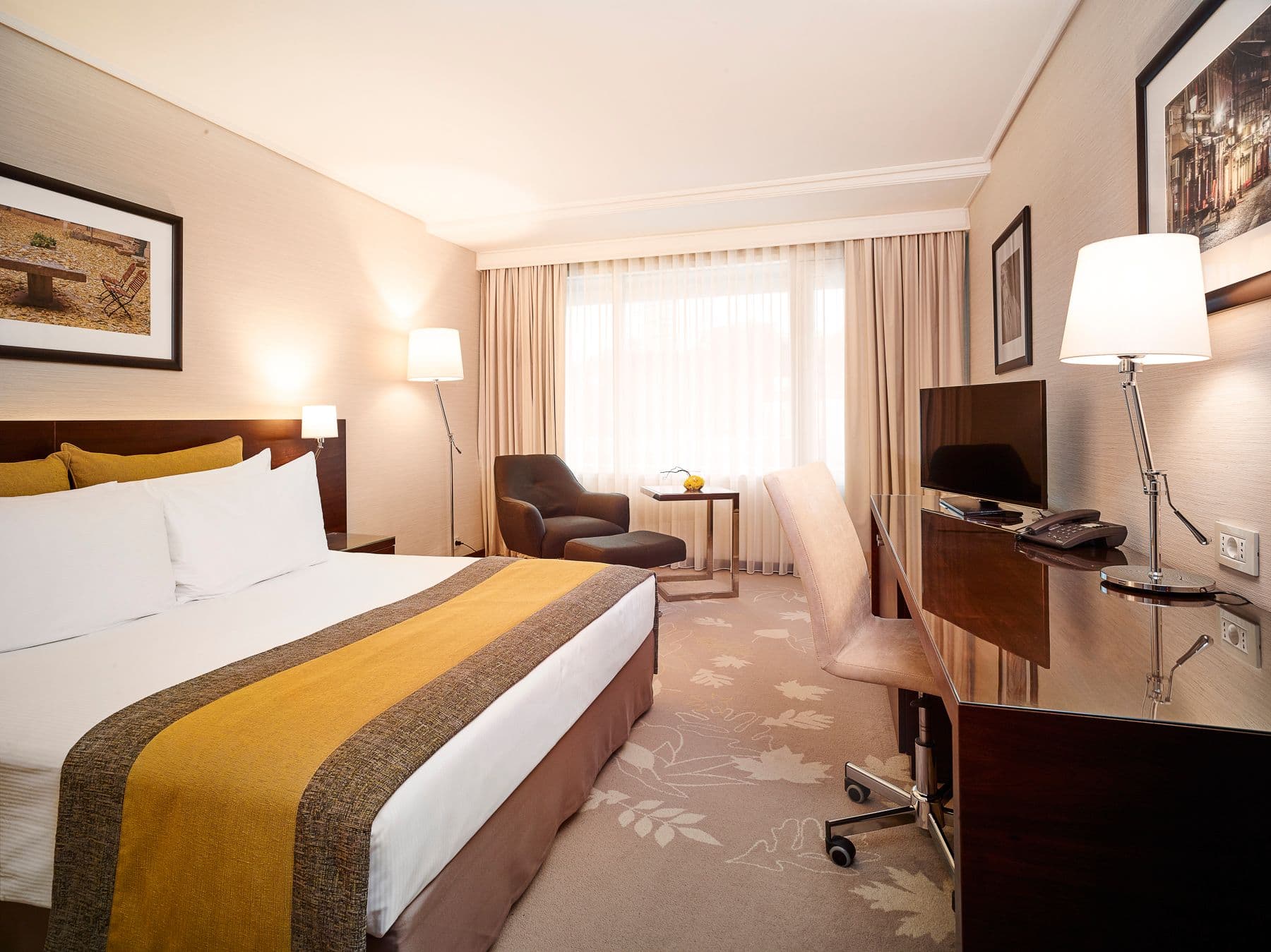 Crowne Plaza Bucharest - Image 2