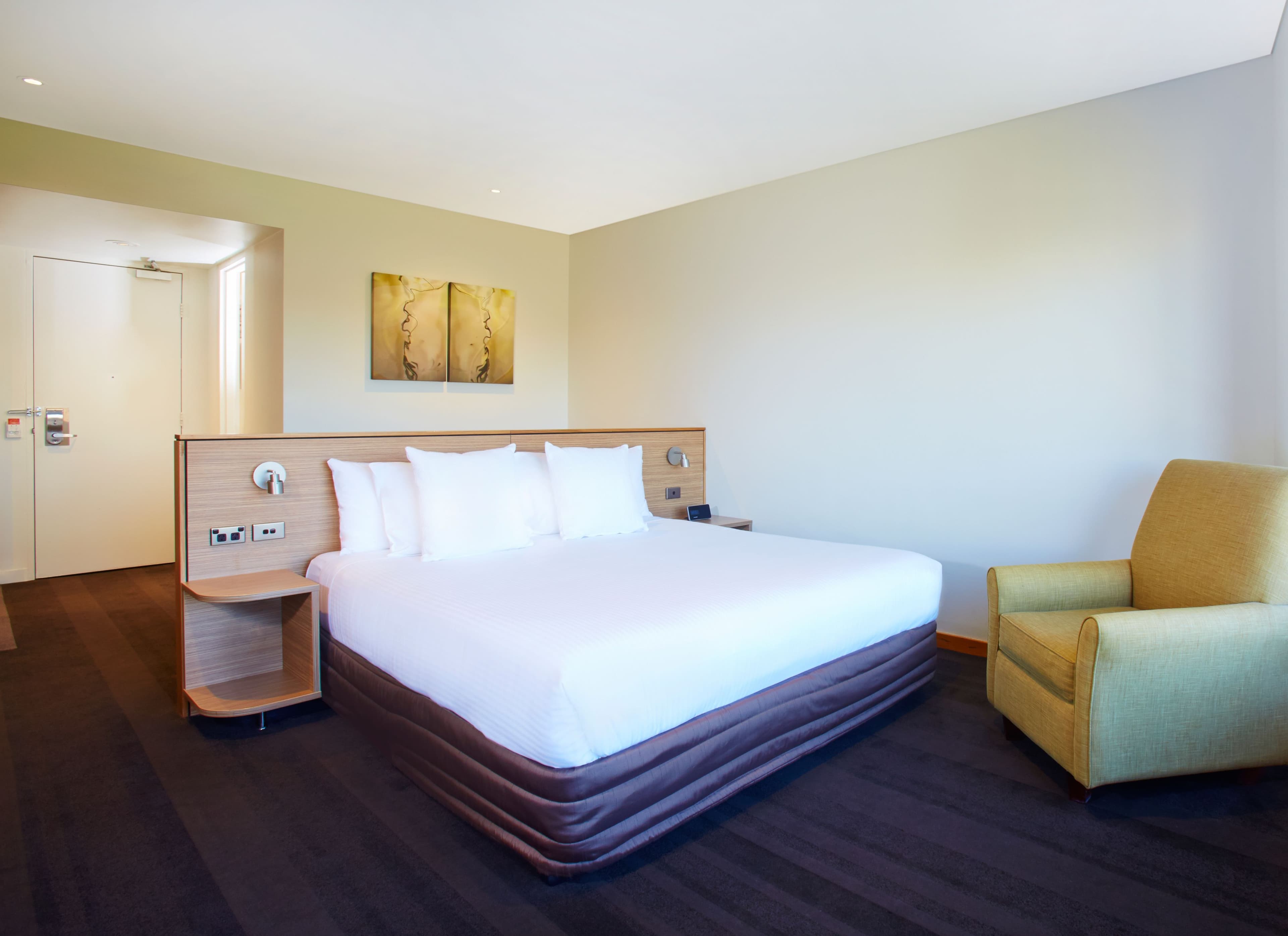 Crowne Plaza Canberra - Image 2