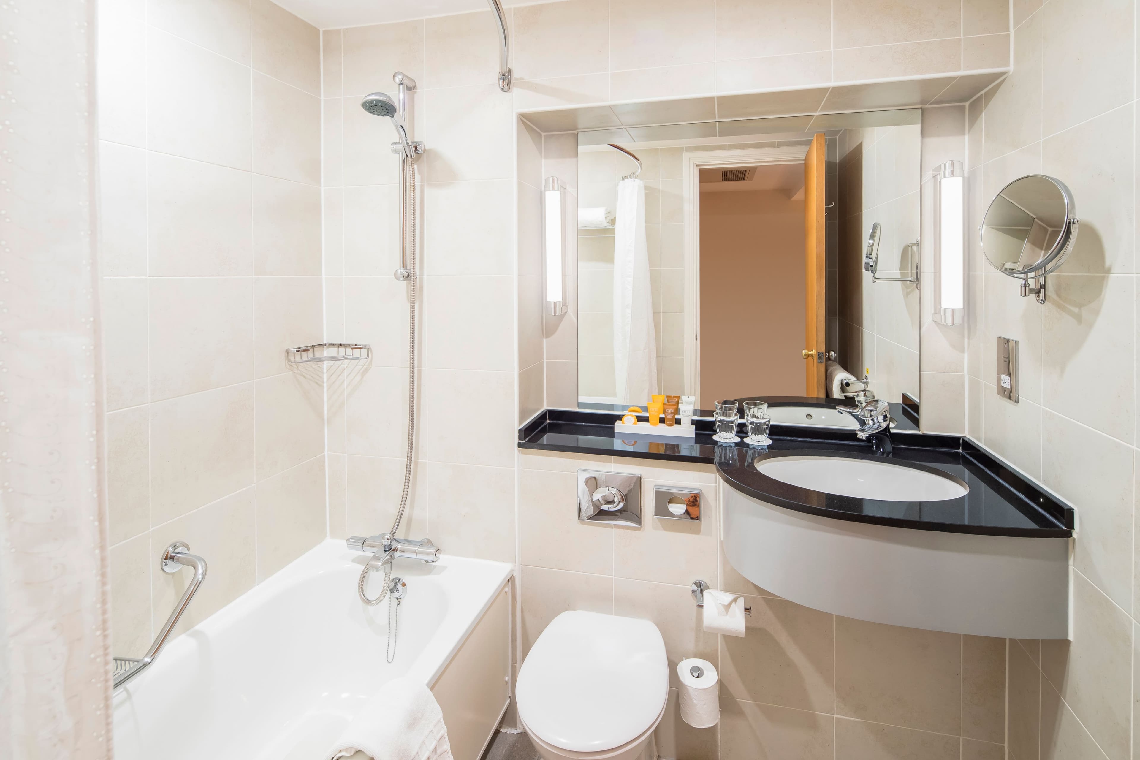 Crowne Plaza Chester - Image 5