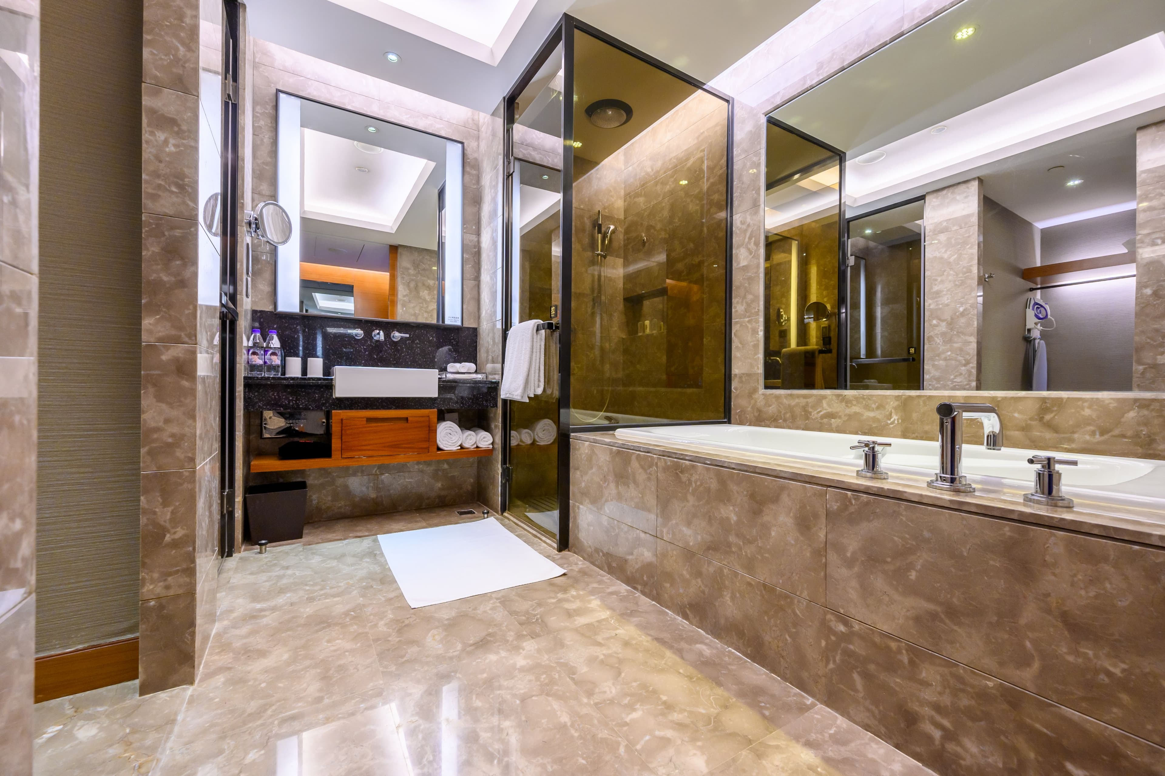 Crowne Plaza Huizhou - Image 4