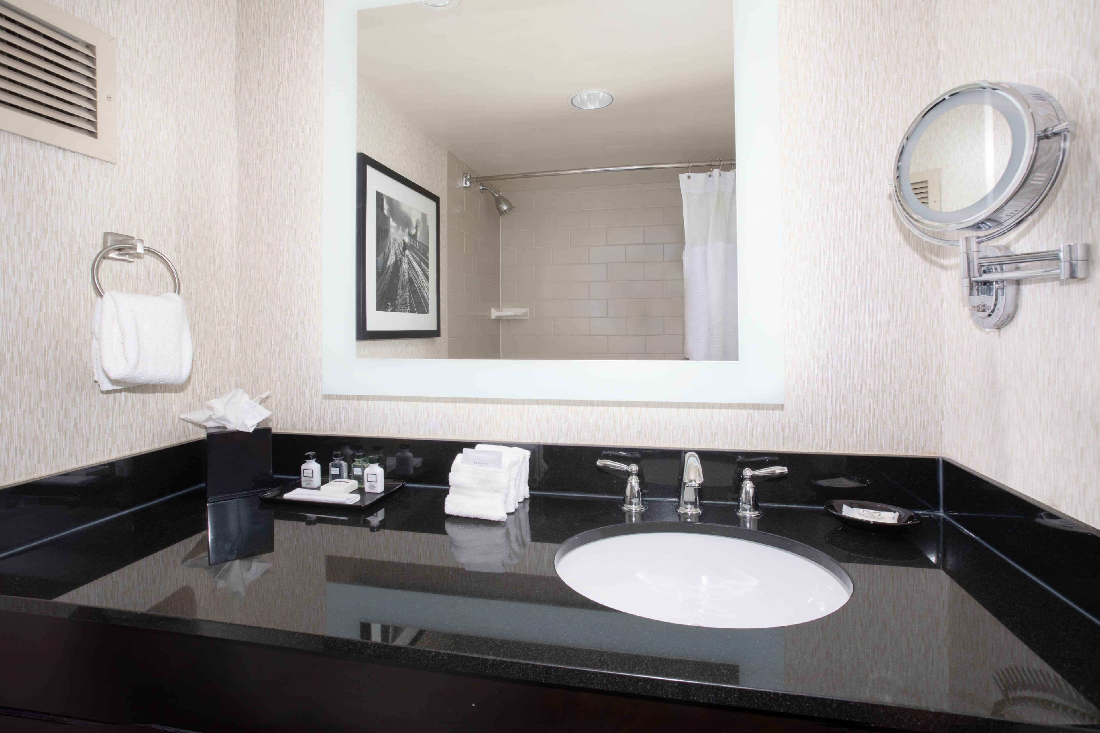 Crowne Plaza Kansas City Downtown - Image 4