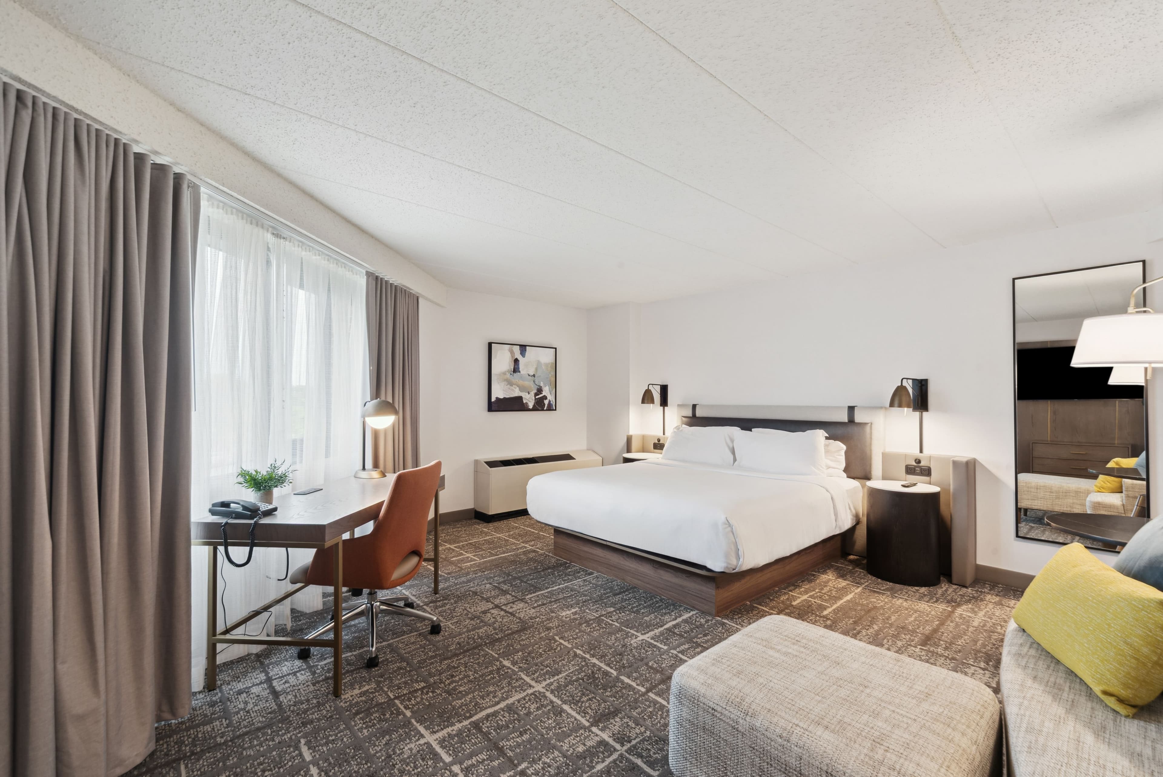 Crowne Plaza Lansing - Image 4