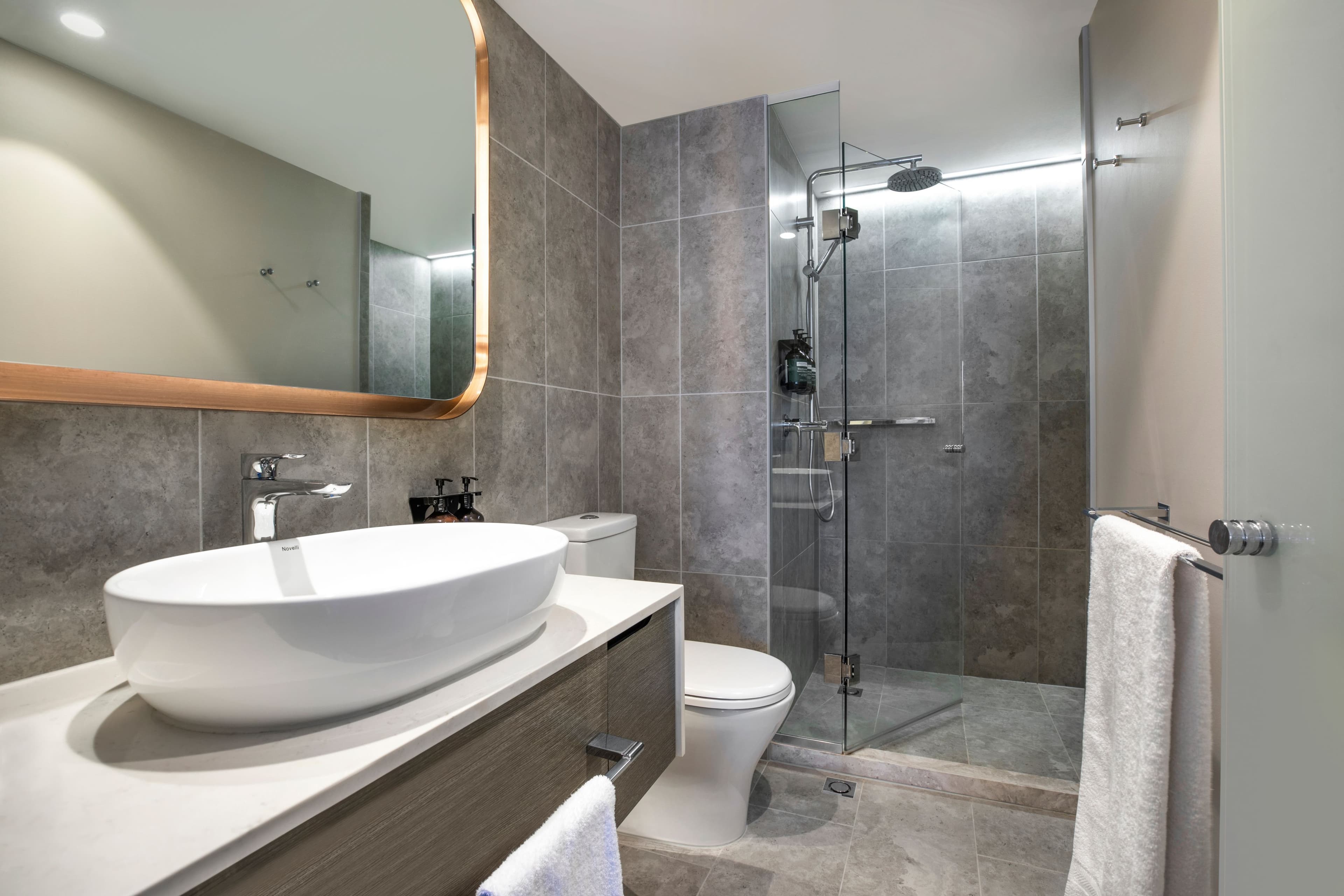 Crowne Plaza Melbourne - Image 4