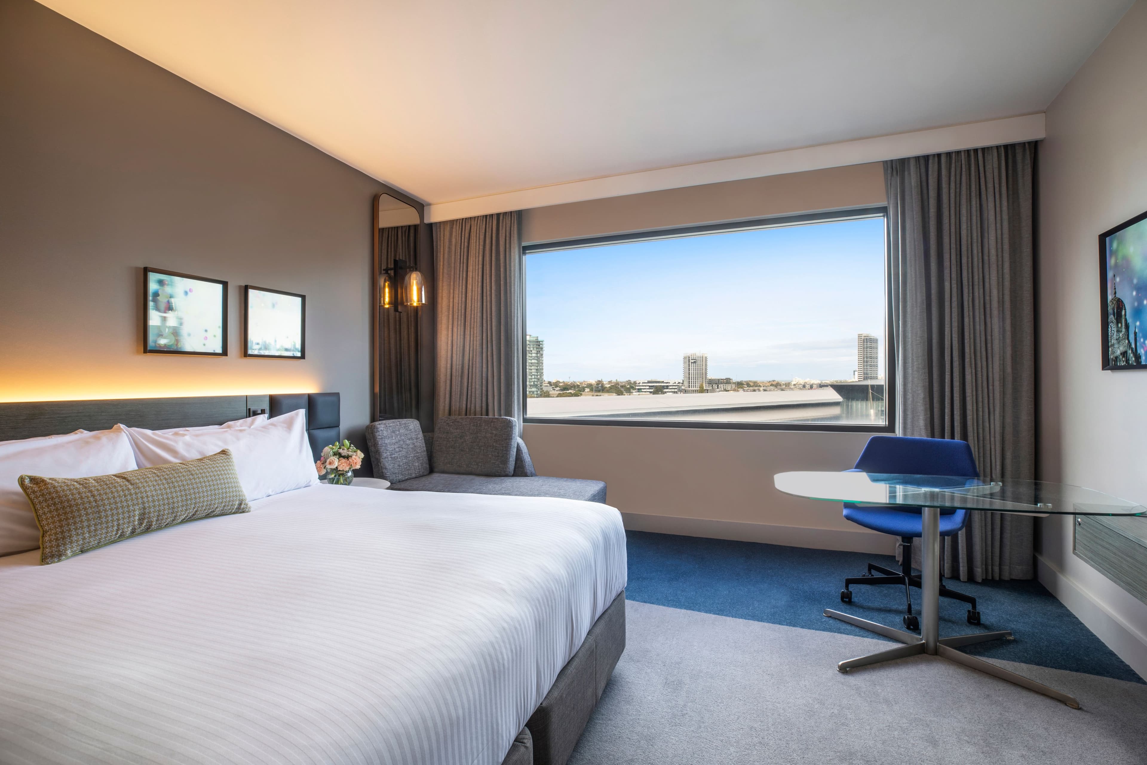 Crowne Plaza Melbourne - Image 3