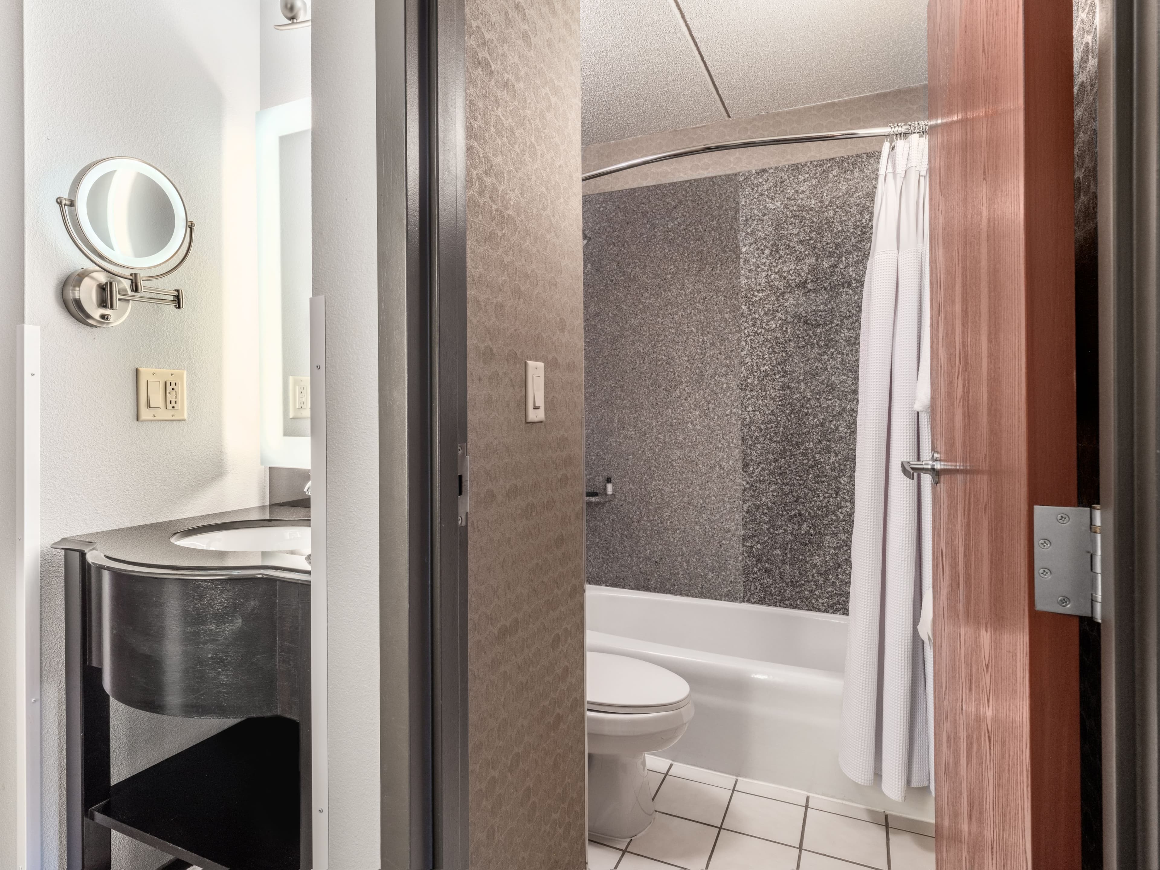 Crowne Plaza Milwaukee Airport - Image 4