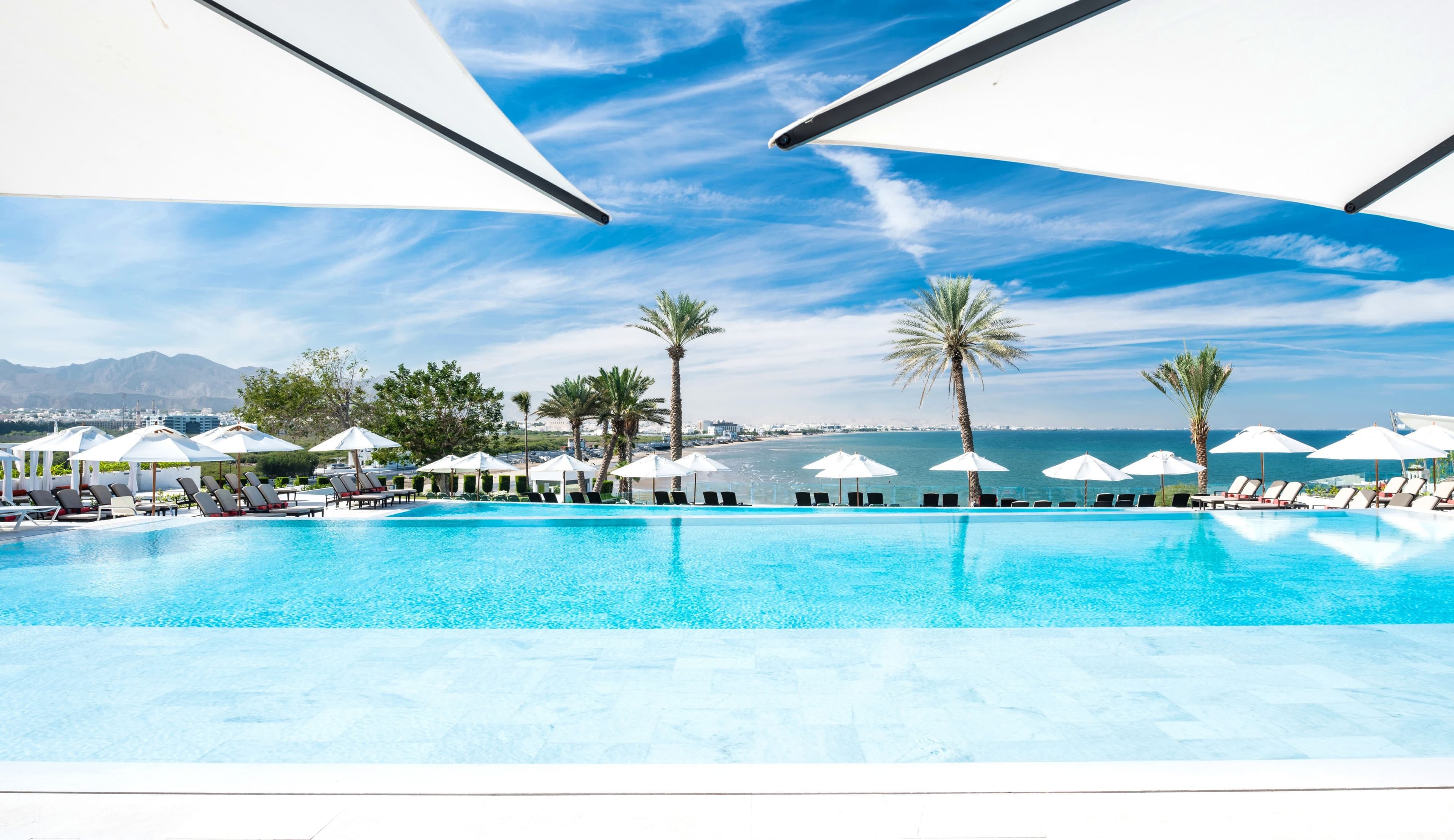 Crowne Plaza Muscat - Image 1