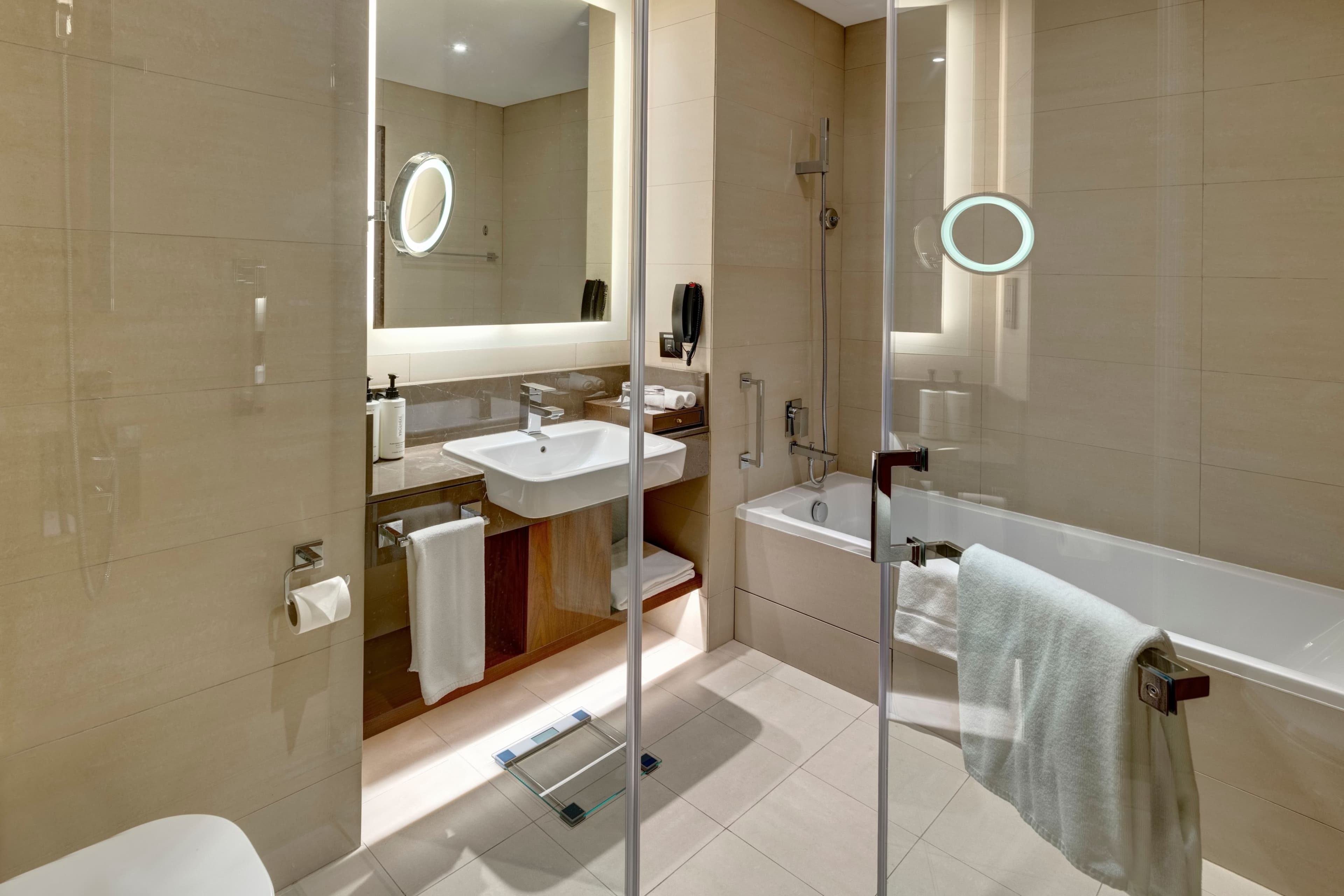 Crowne Plaza Muscat OCEC - Image 4