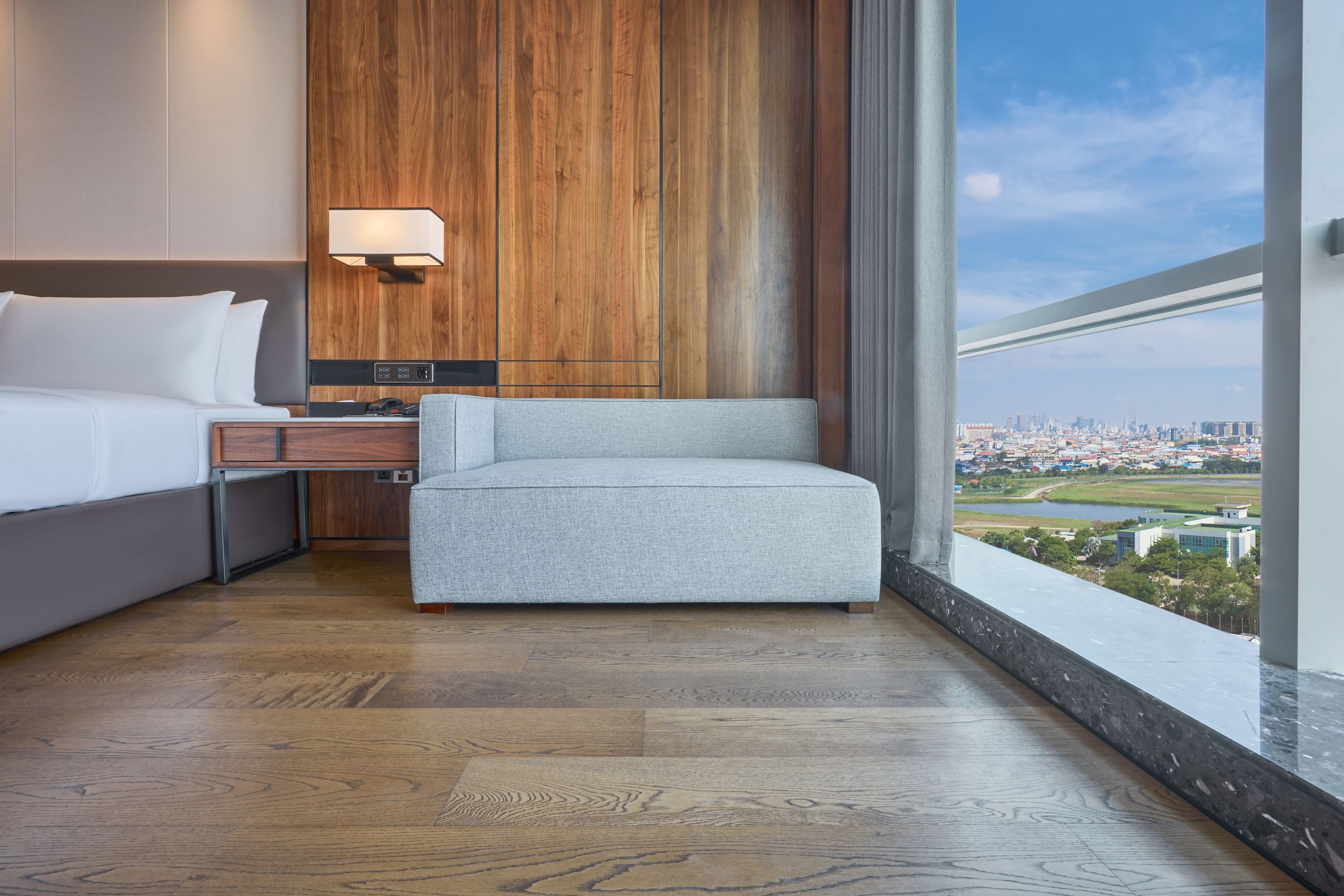 Crowne Plaza Phnom Penh - Image 2