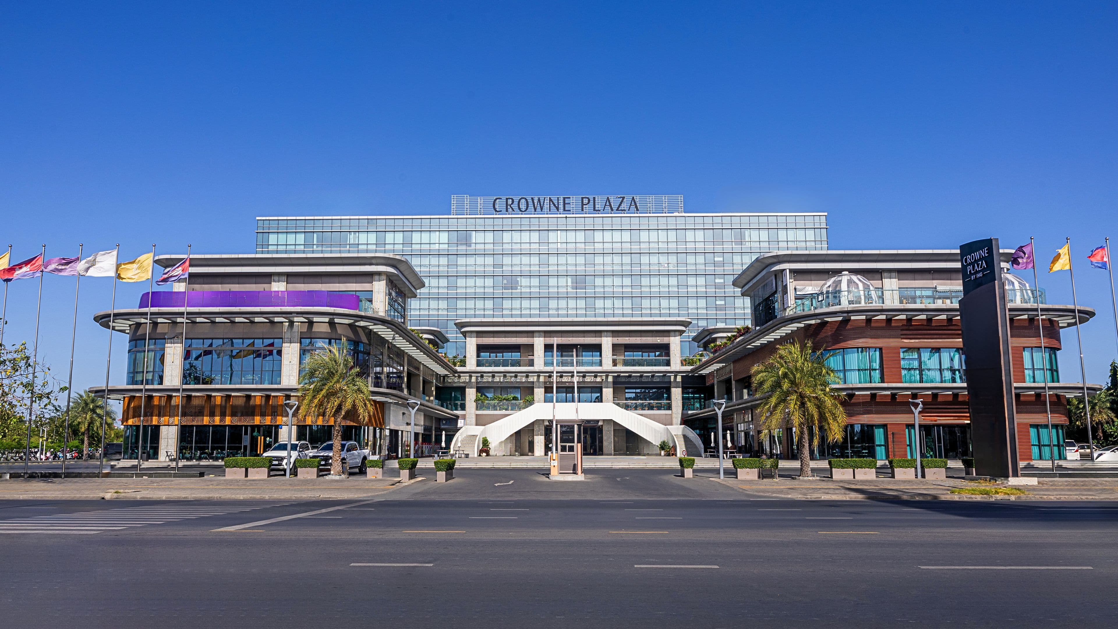 Crowne Plaza Phnom Penh - Image 1
