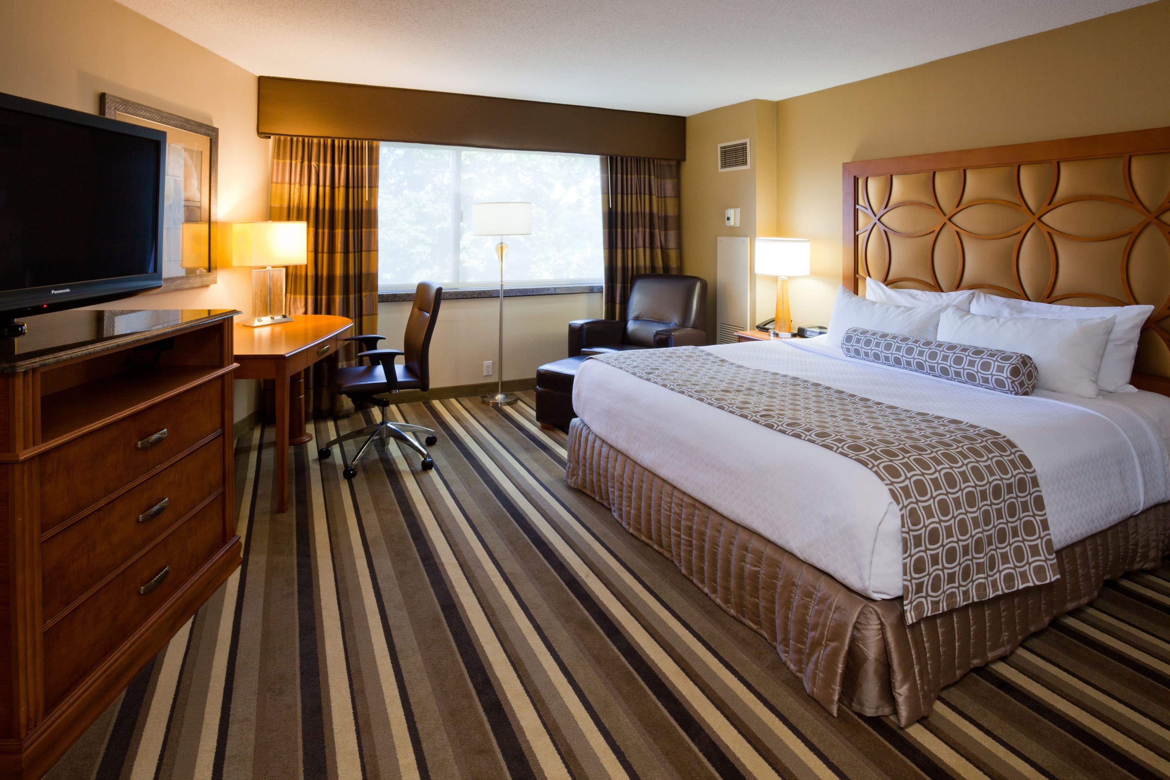 Crowne Plaza Minneapolis West - Image 4