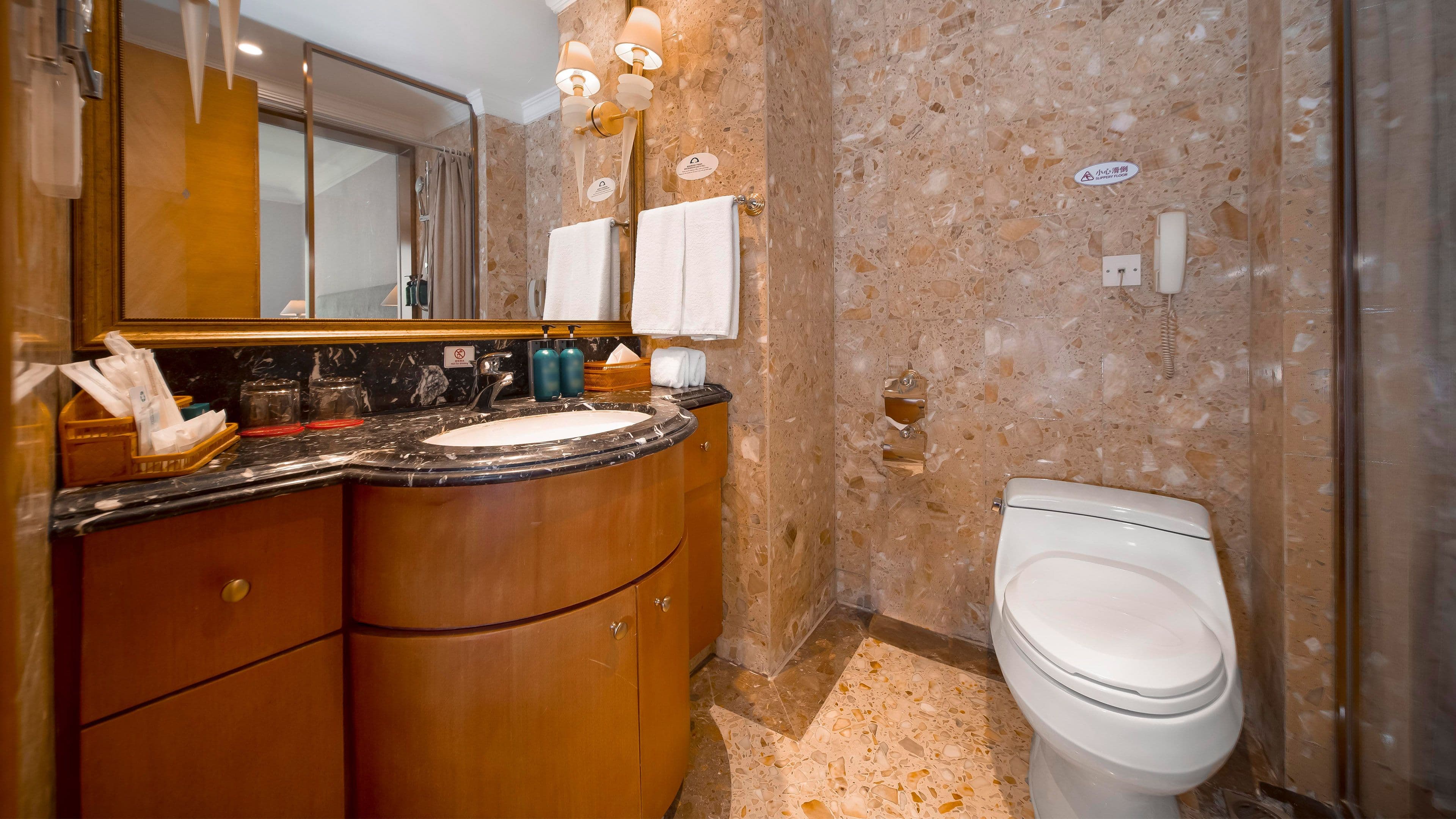 Crowne Plaza Qingdao - Image 4