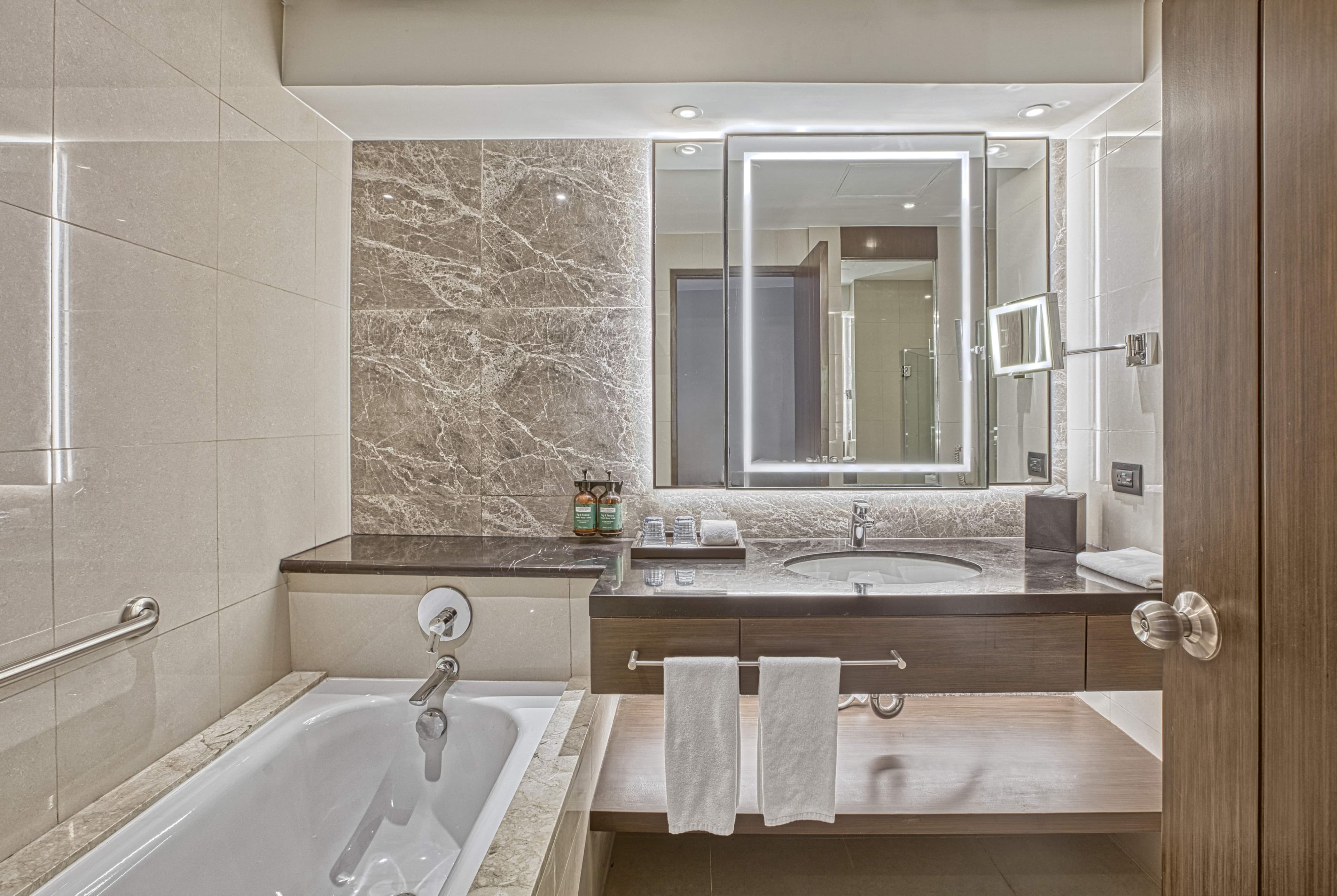 Crowne Plaza Manila Galleria - Image 4