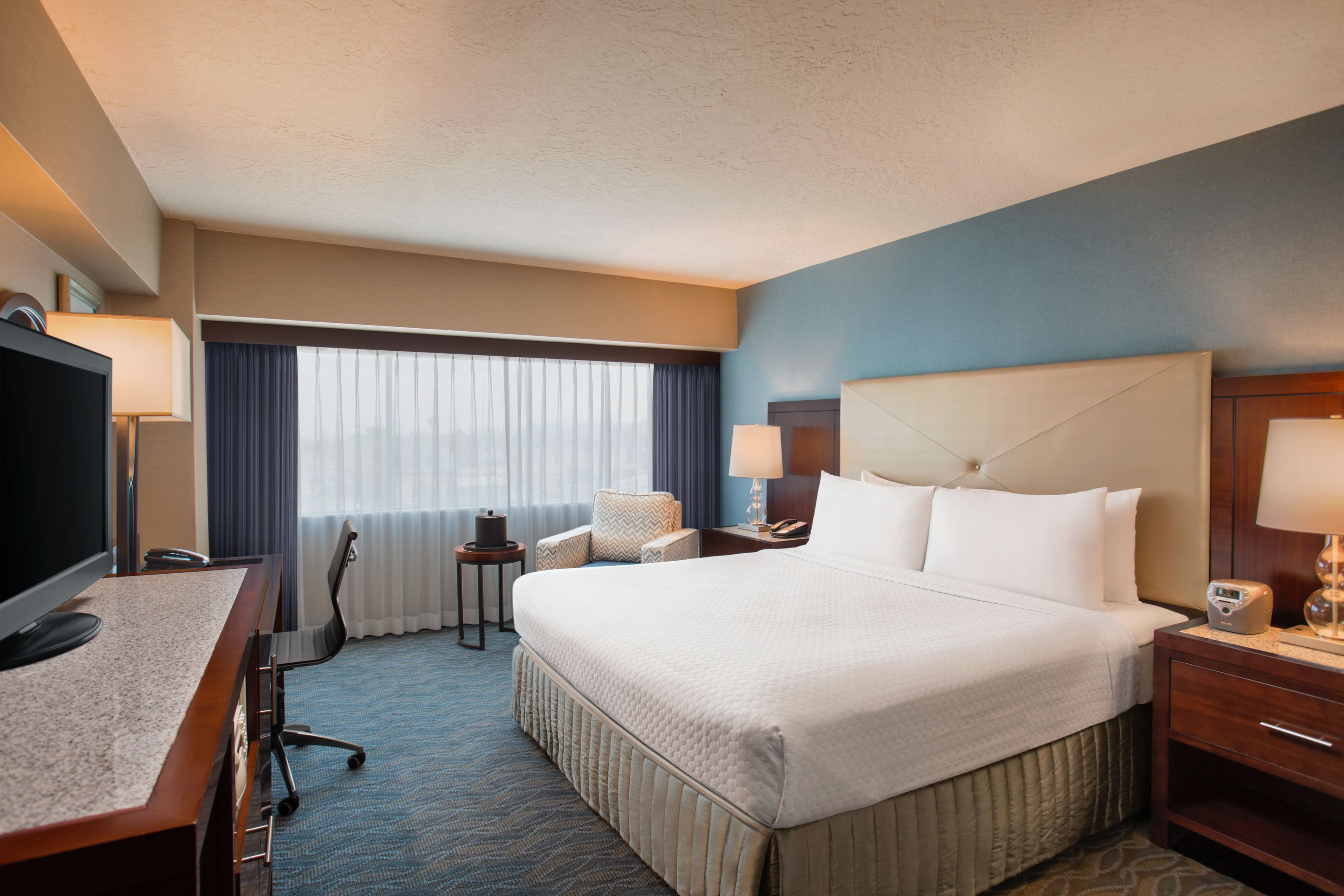 Crowne Plaza Los Angeles Harbor Hotel - Image 2