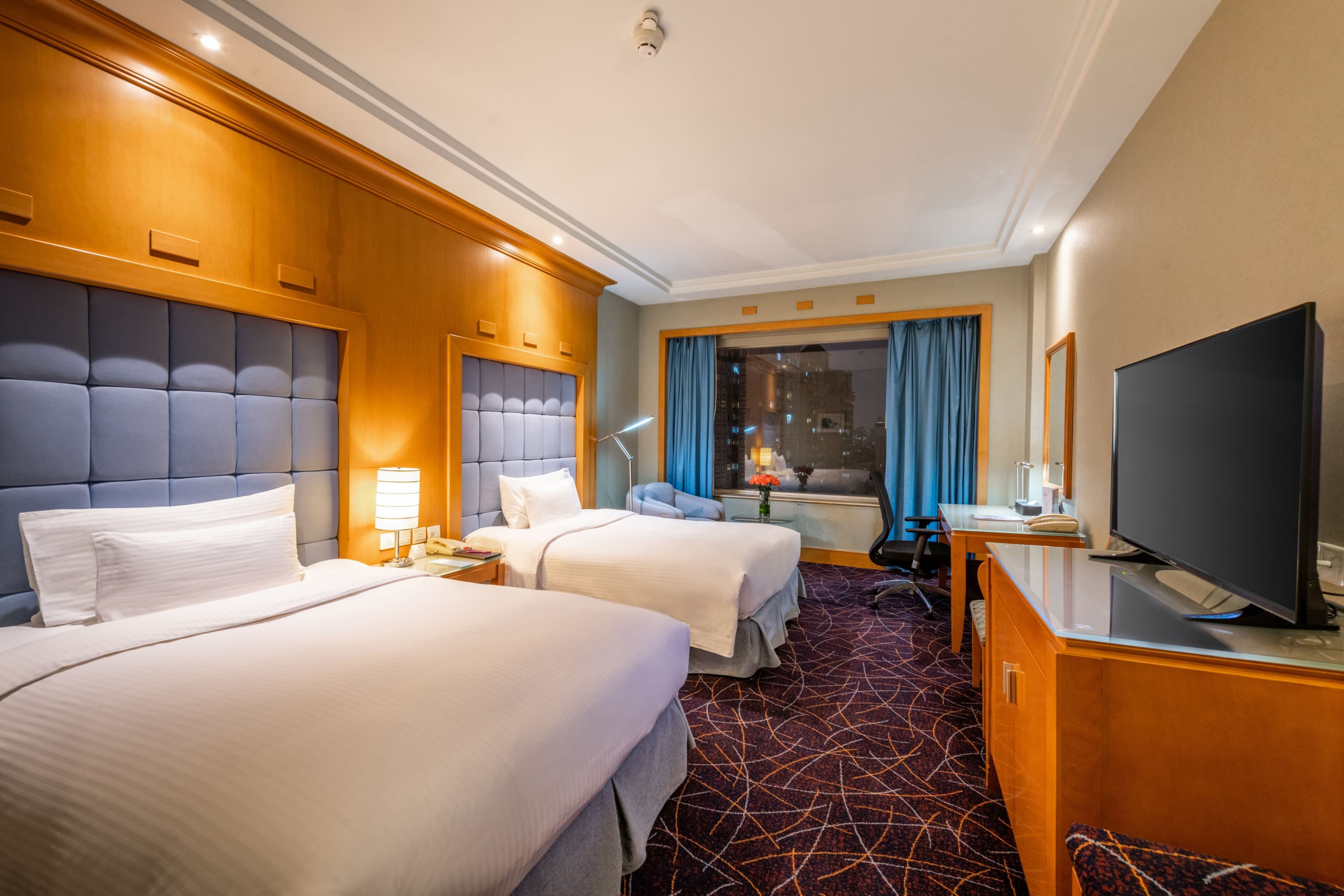 Crowne Plaza Shanghai - Image 4