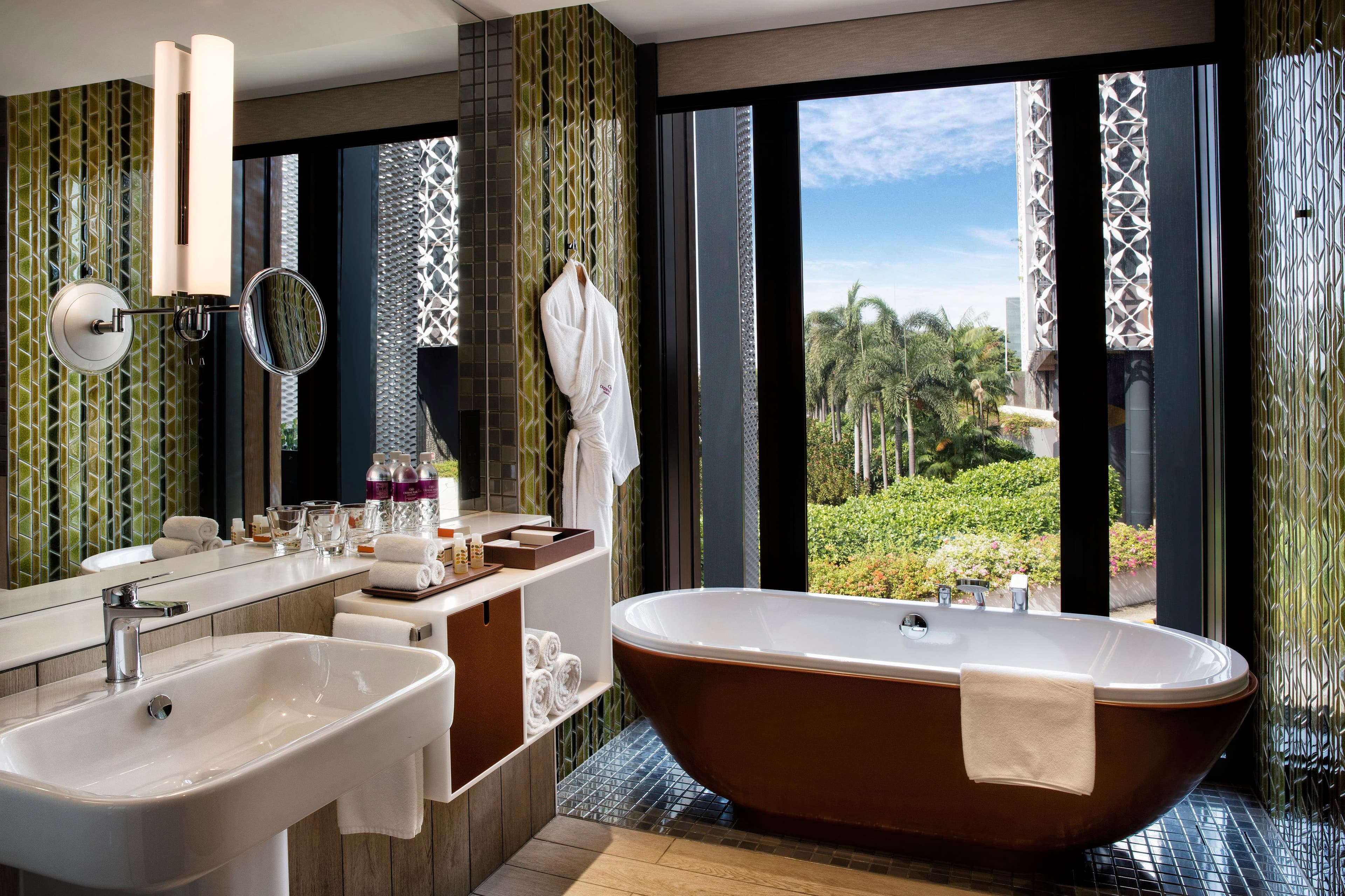 Crowne Plaza Changi Airport - Image 3