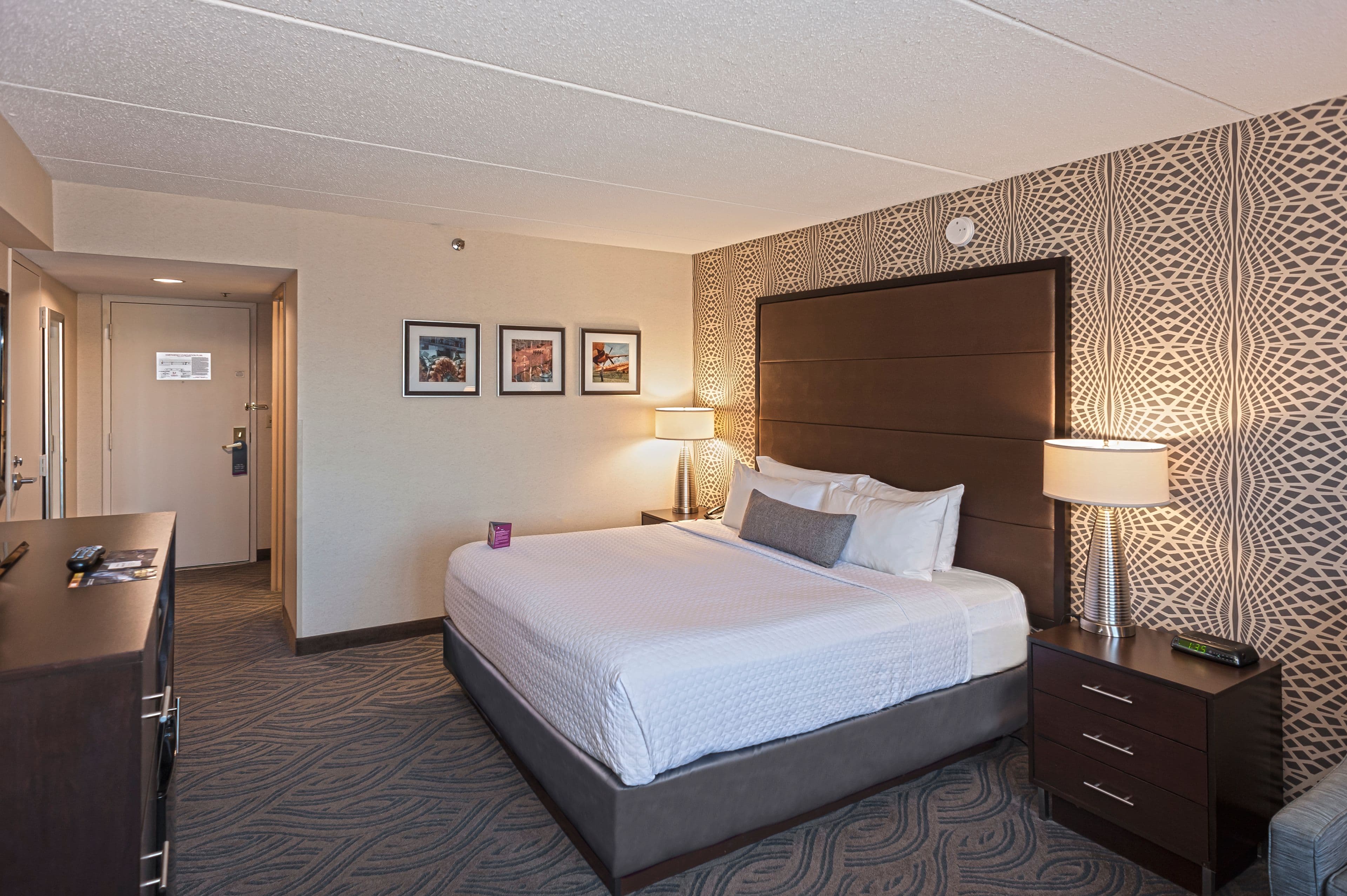 Crowne Plaza Suites MSP Airport - Mall of America - Image 4