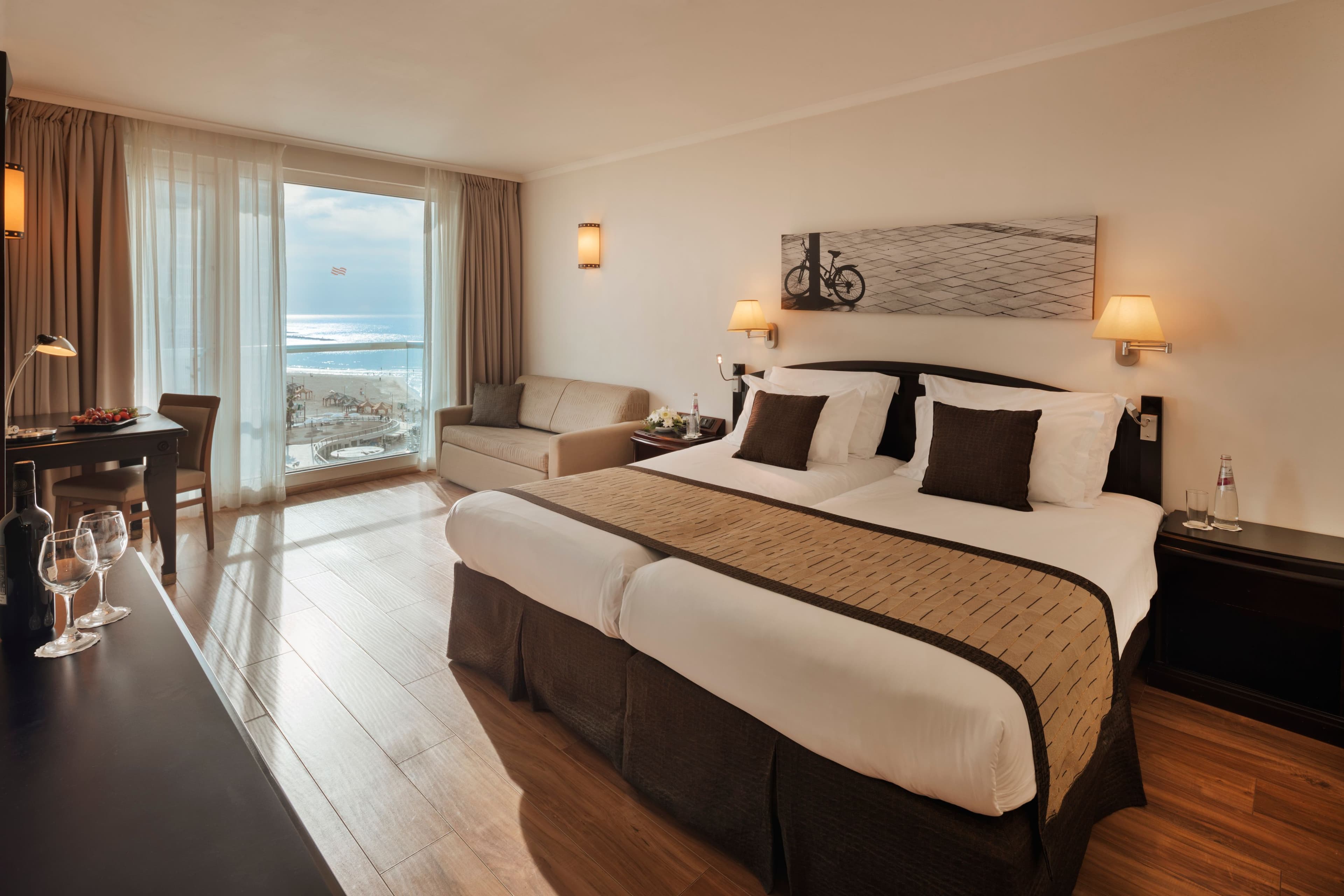Crowne Plaza Tel Aviv Beach - Image 4