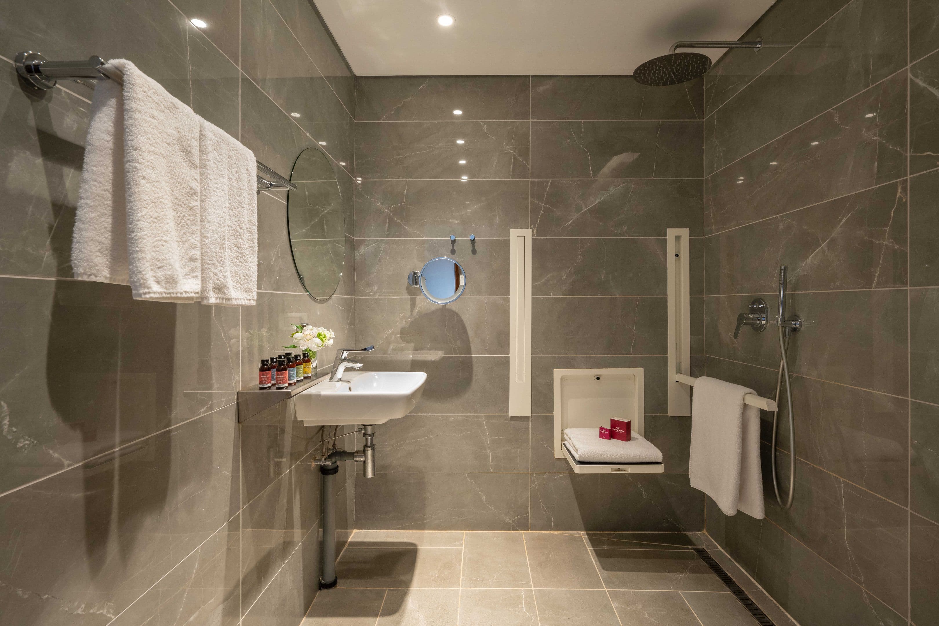 Crowne Plaza Tel Aviv Beach - Image 5