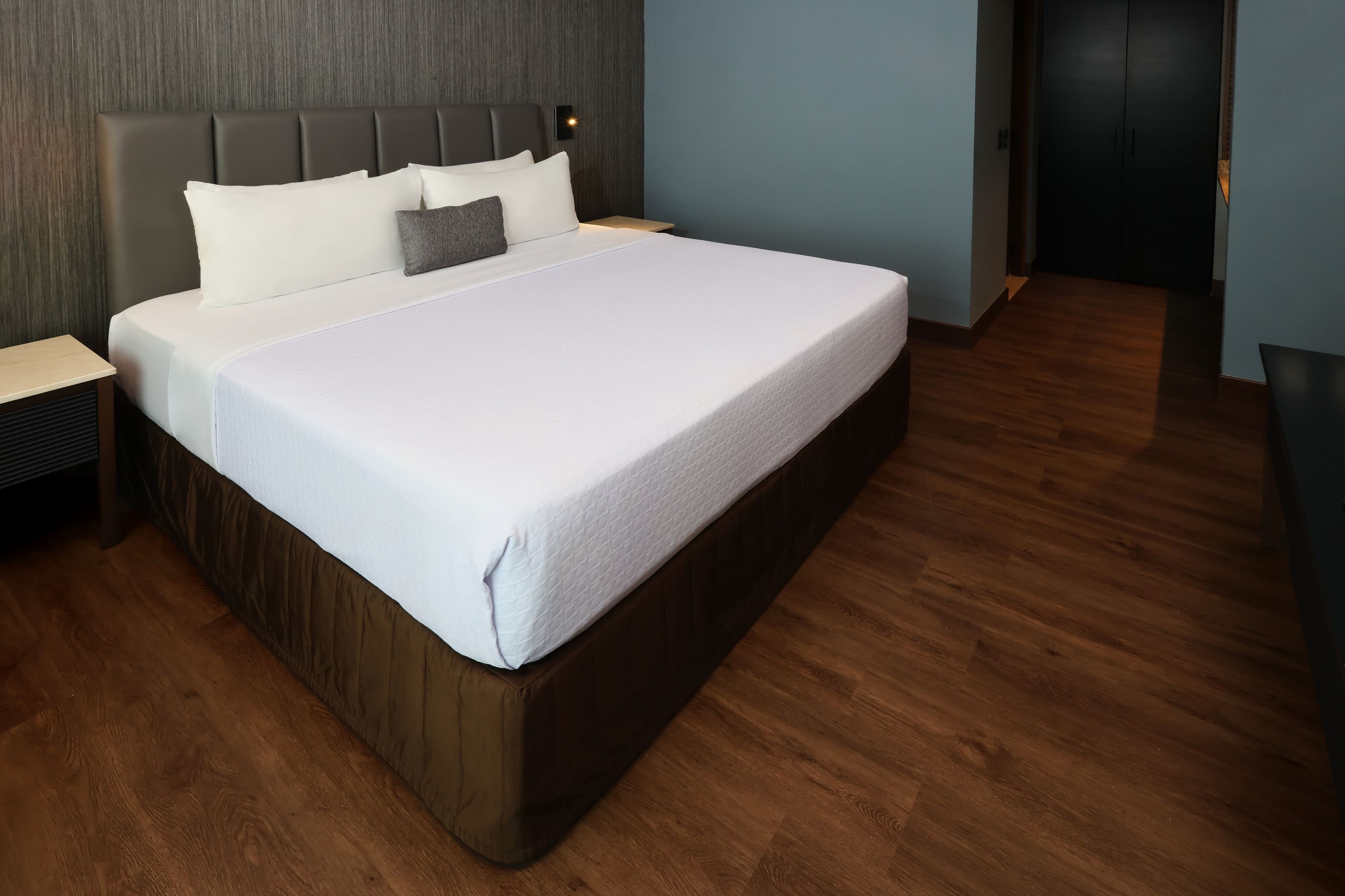 1 King Standard - Image 1