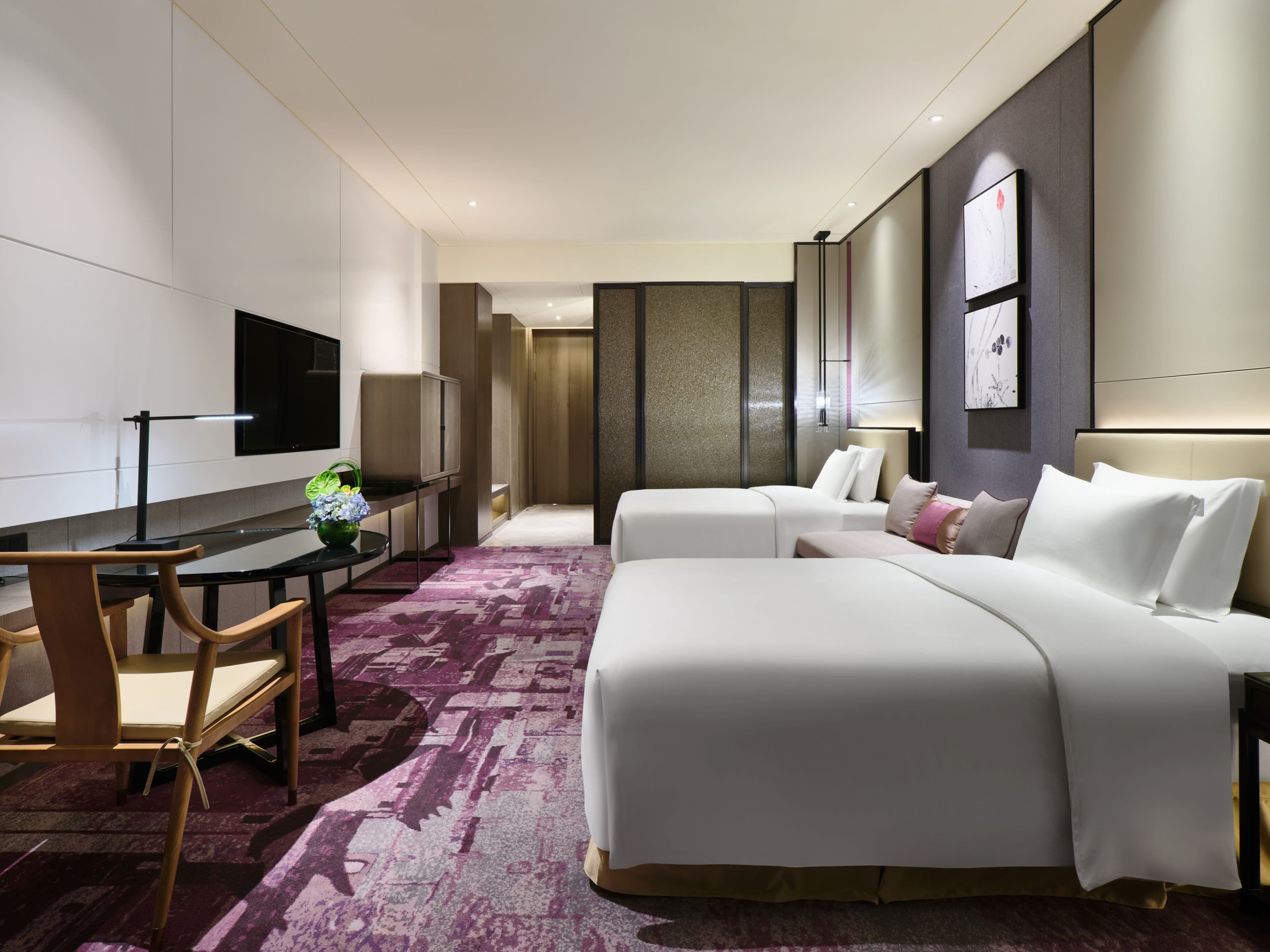 Crowne Plaza Wuxi Lake View - Image 3