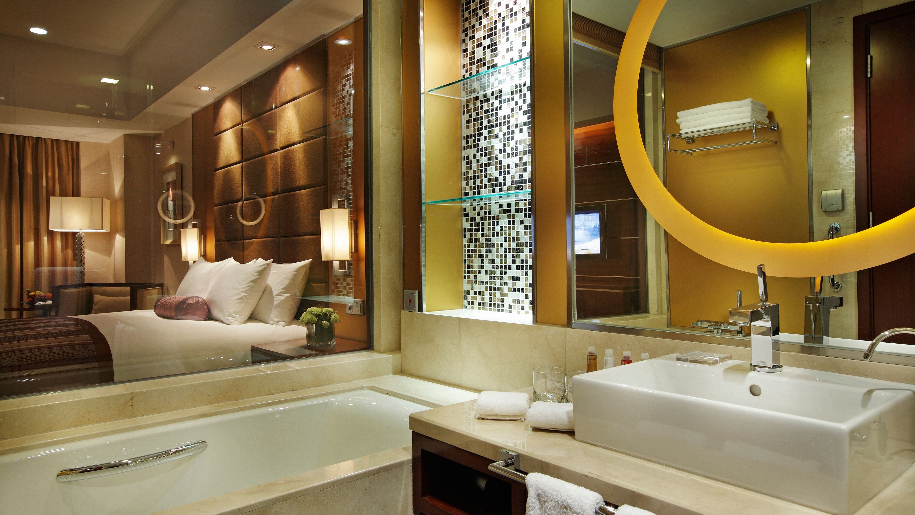 Crowne Plaza Yantai Sea View - Image 5