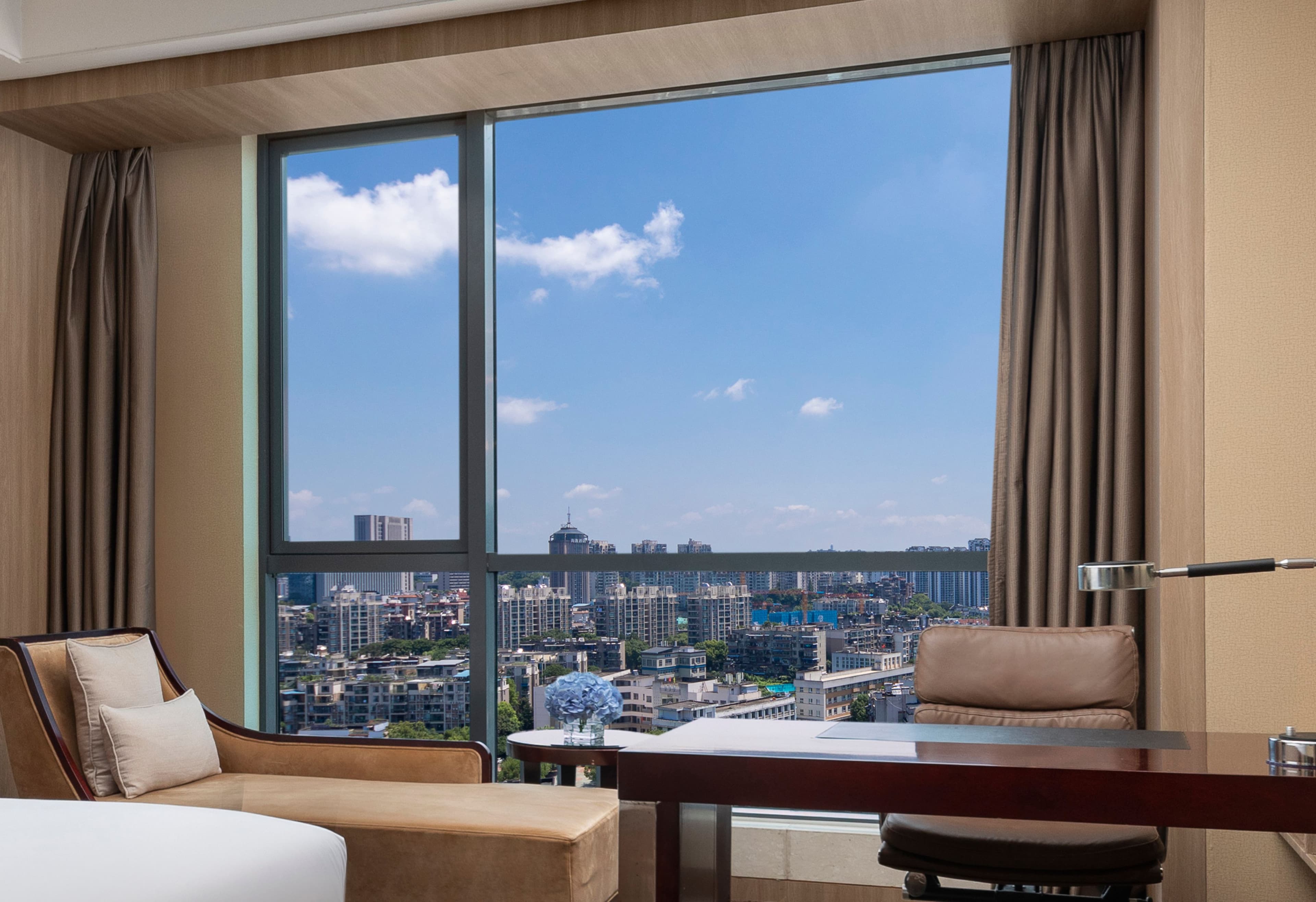 Crowne Plaza Yichang - Image 4