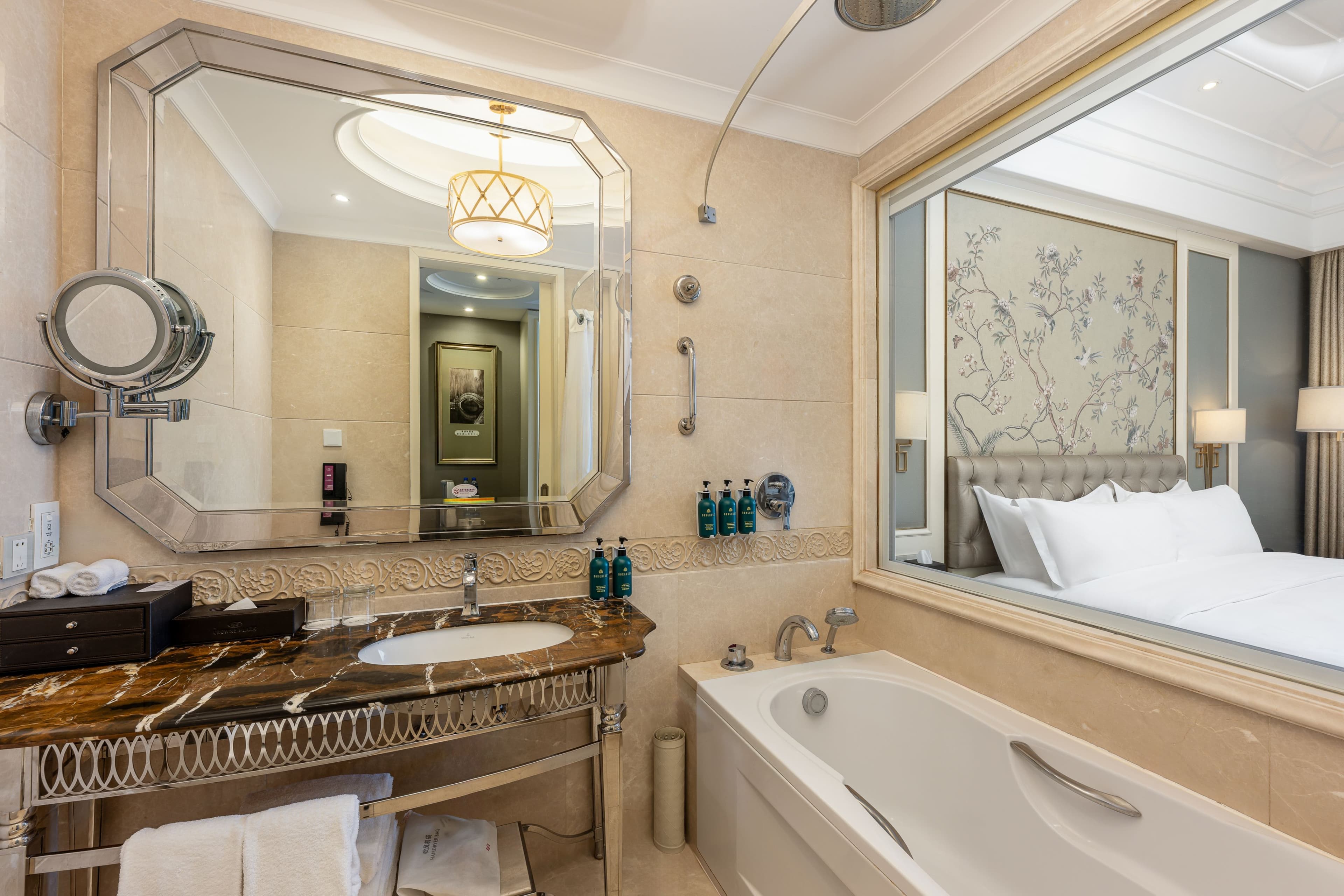 Crowne Plaza Zhengzhou - Image 2