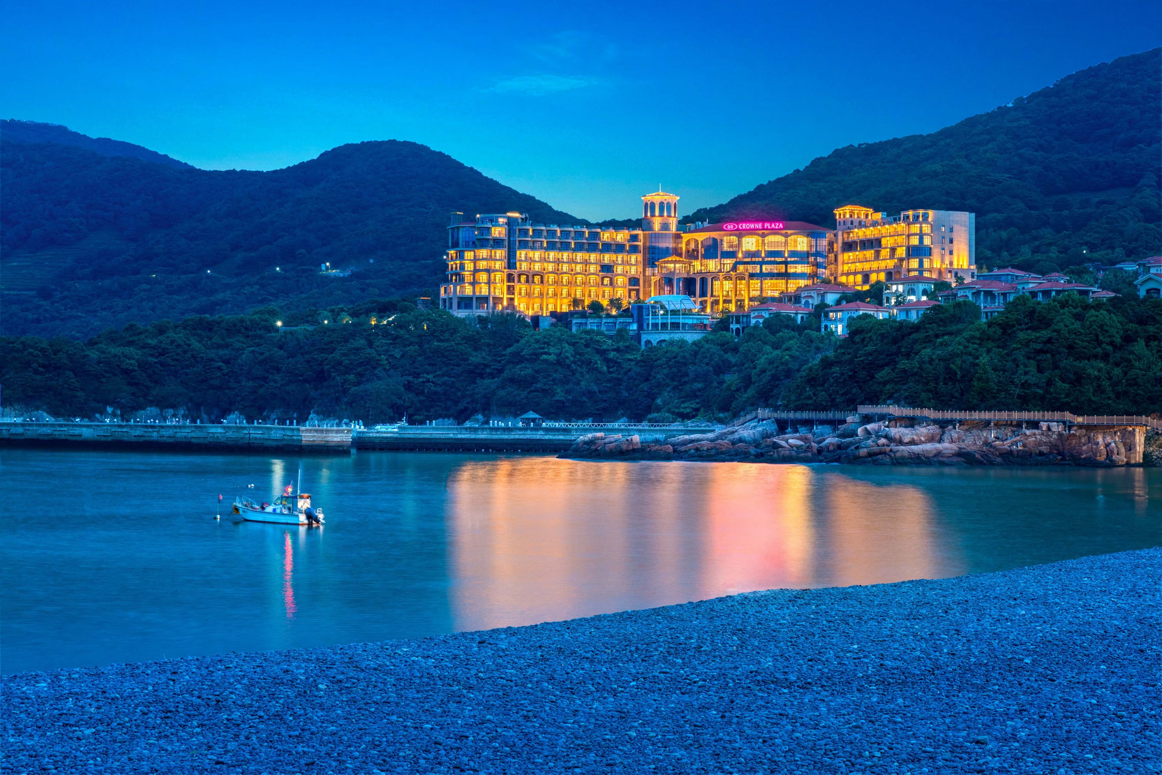 Crowne Plaza Zhoushan Seaview - Image 1