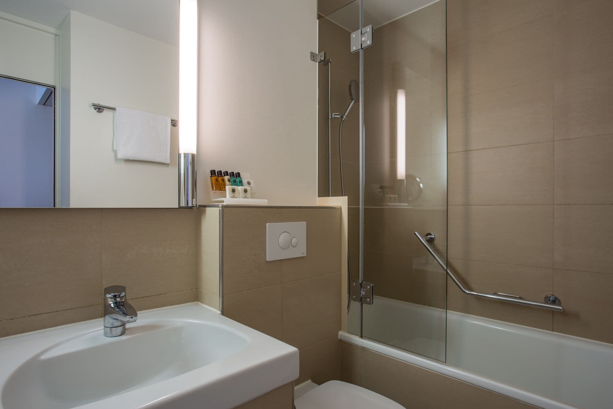 Crowne Plaza Zurich — 8