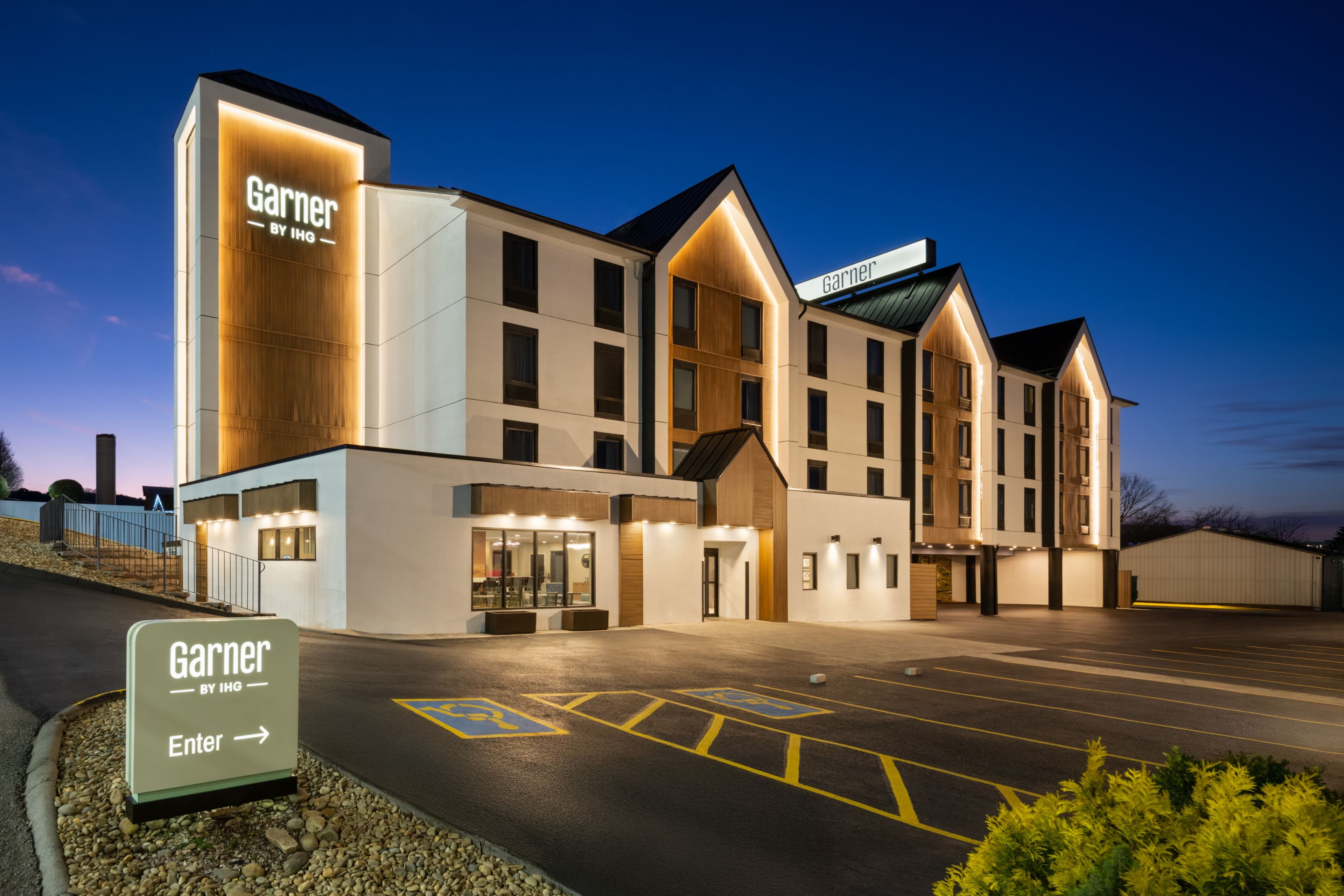 Garner Hotel Pigeon Forge Downtown - Image 1
