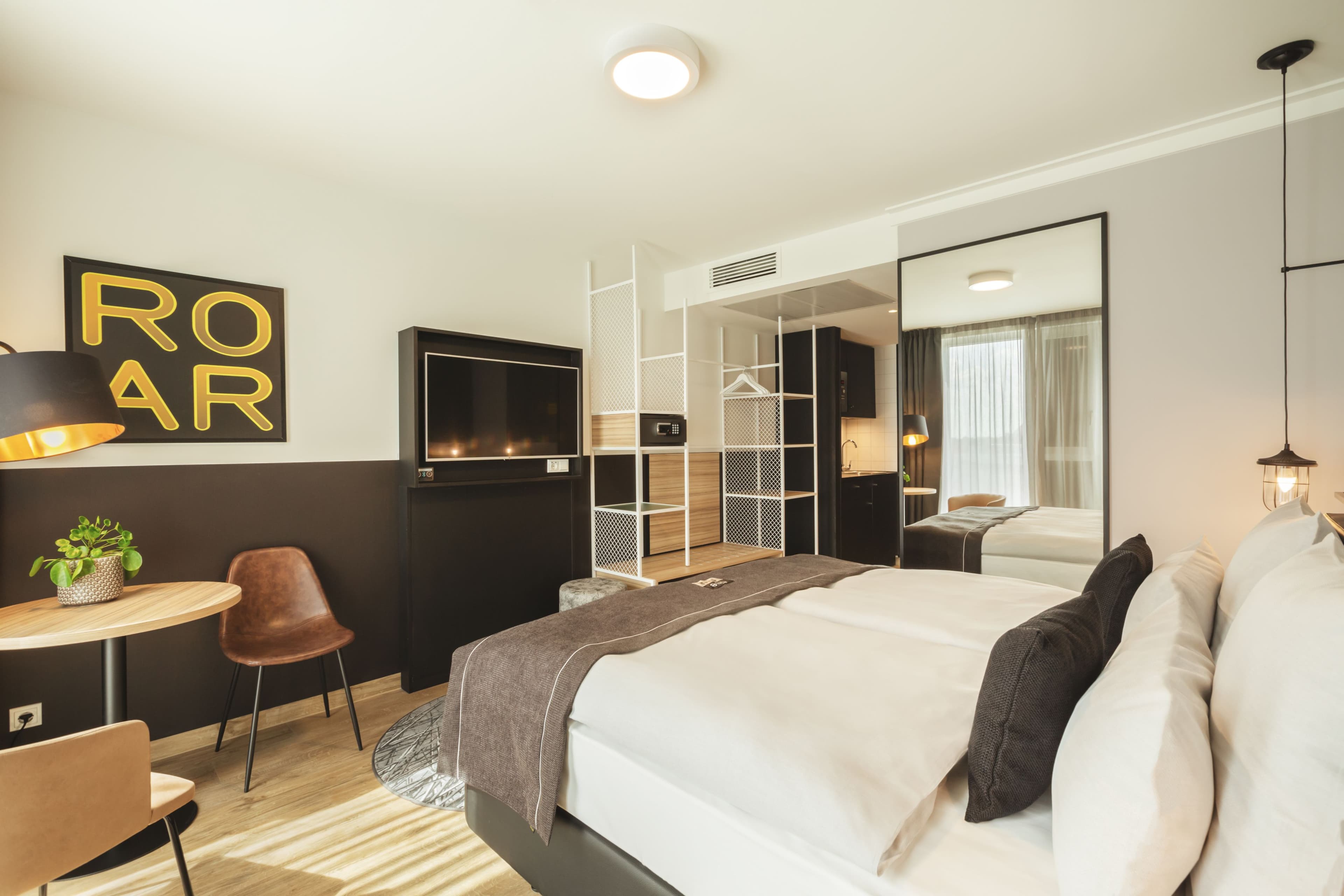 Holiday Inn - the niu, Leo Nuremberg — 4