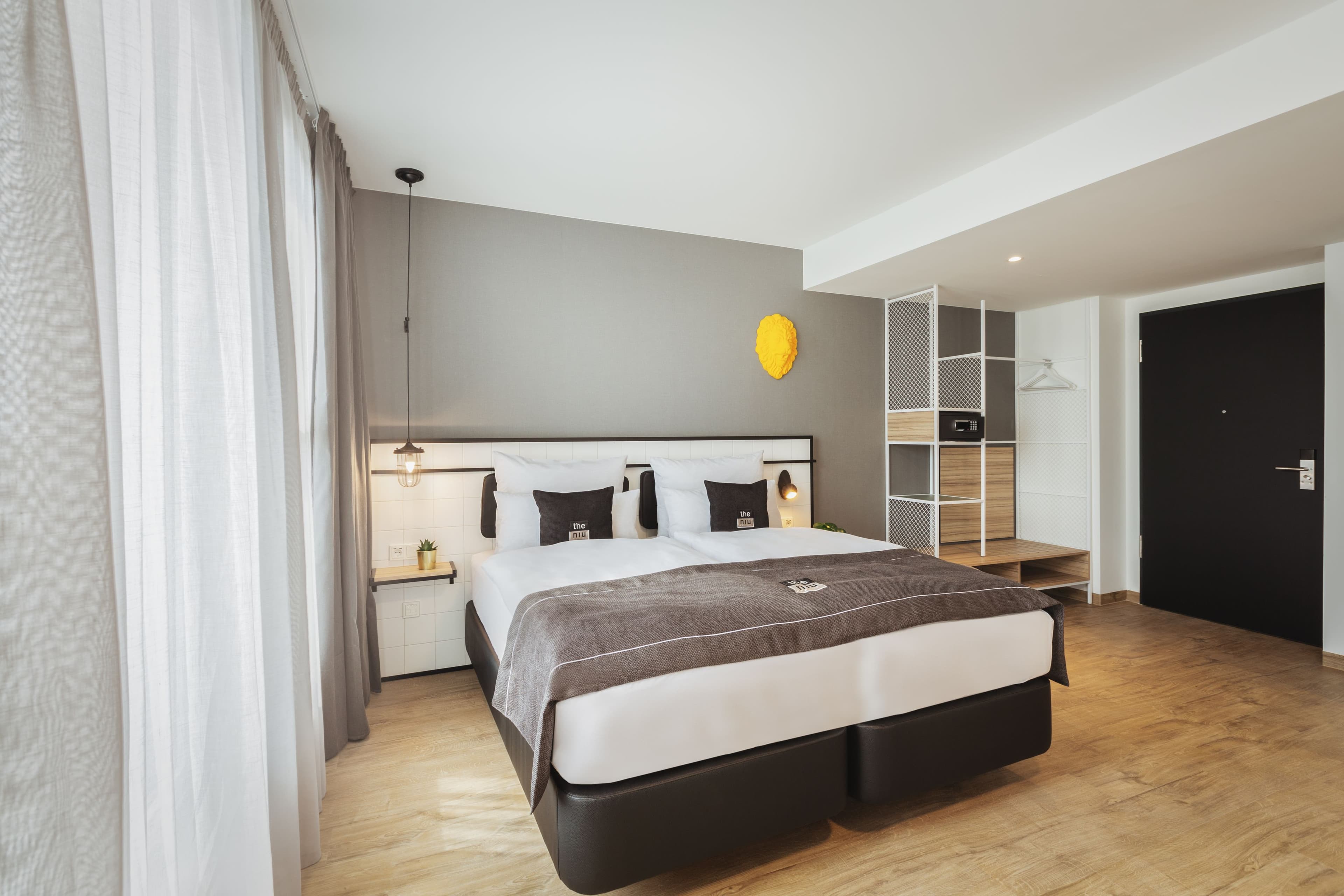 Holiday Inn - the niu, Leo Nuremberg — 2