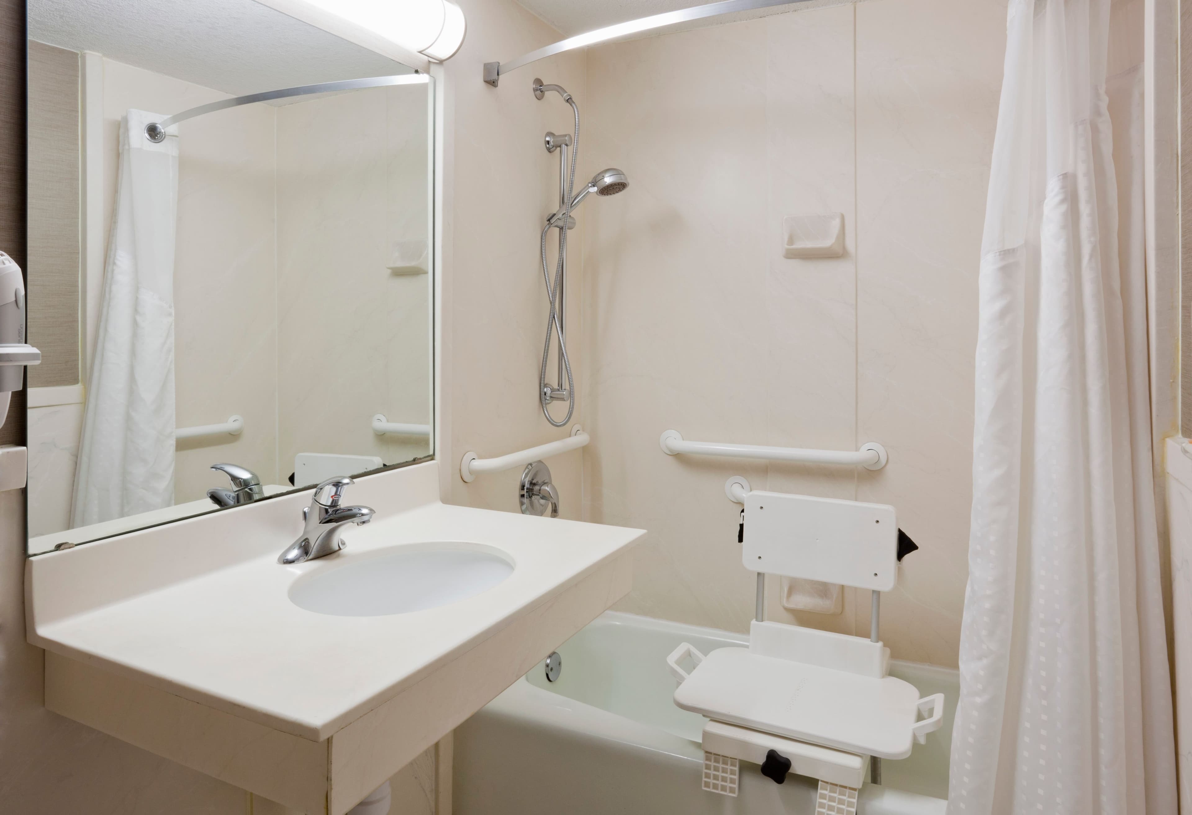Holiday Inn Alexandria — 12