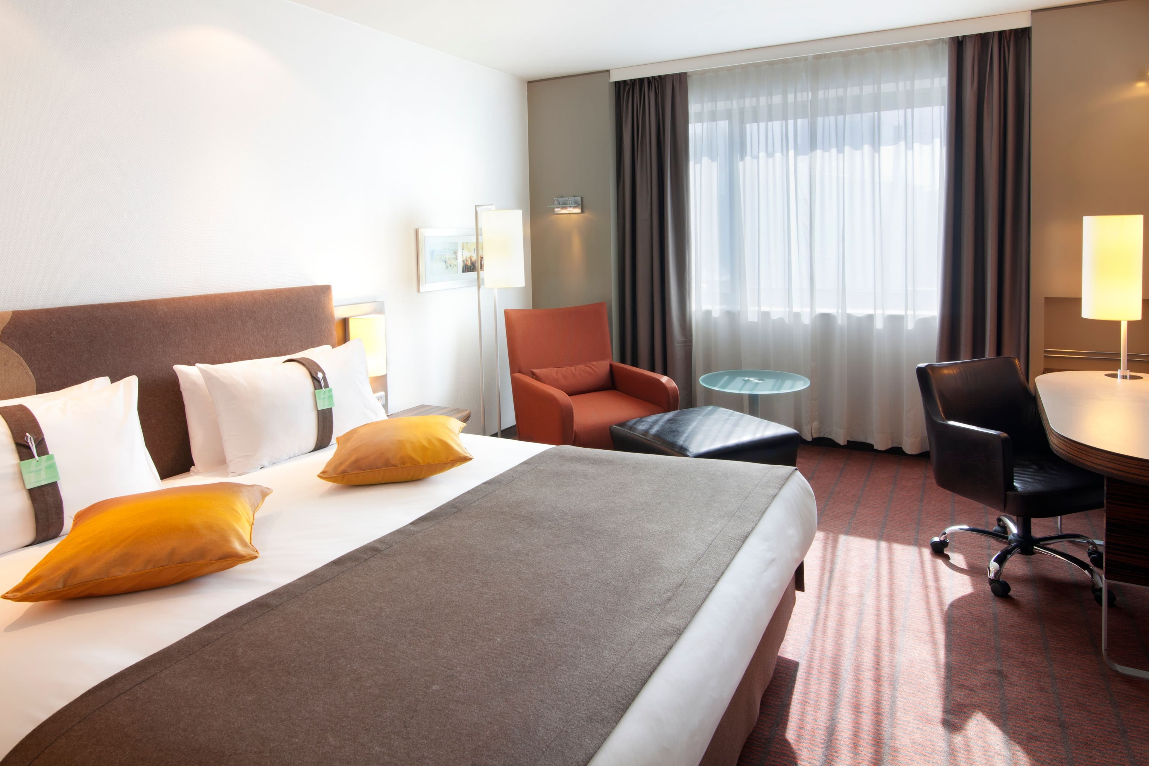 Holiday Inn Almaty - Image 2