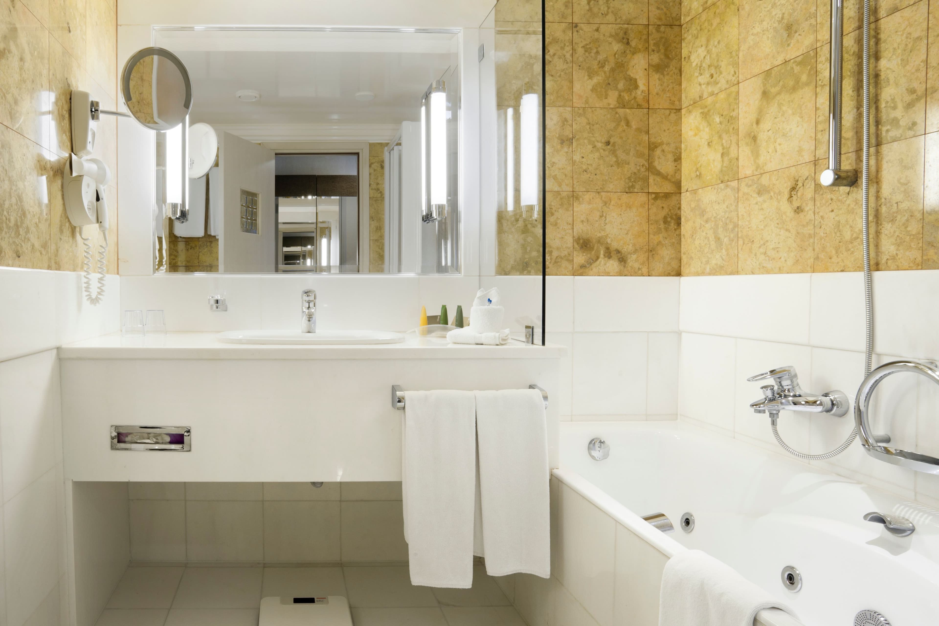 Holiday Inn Athens - Airport - Image 4