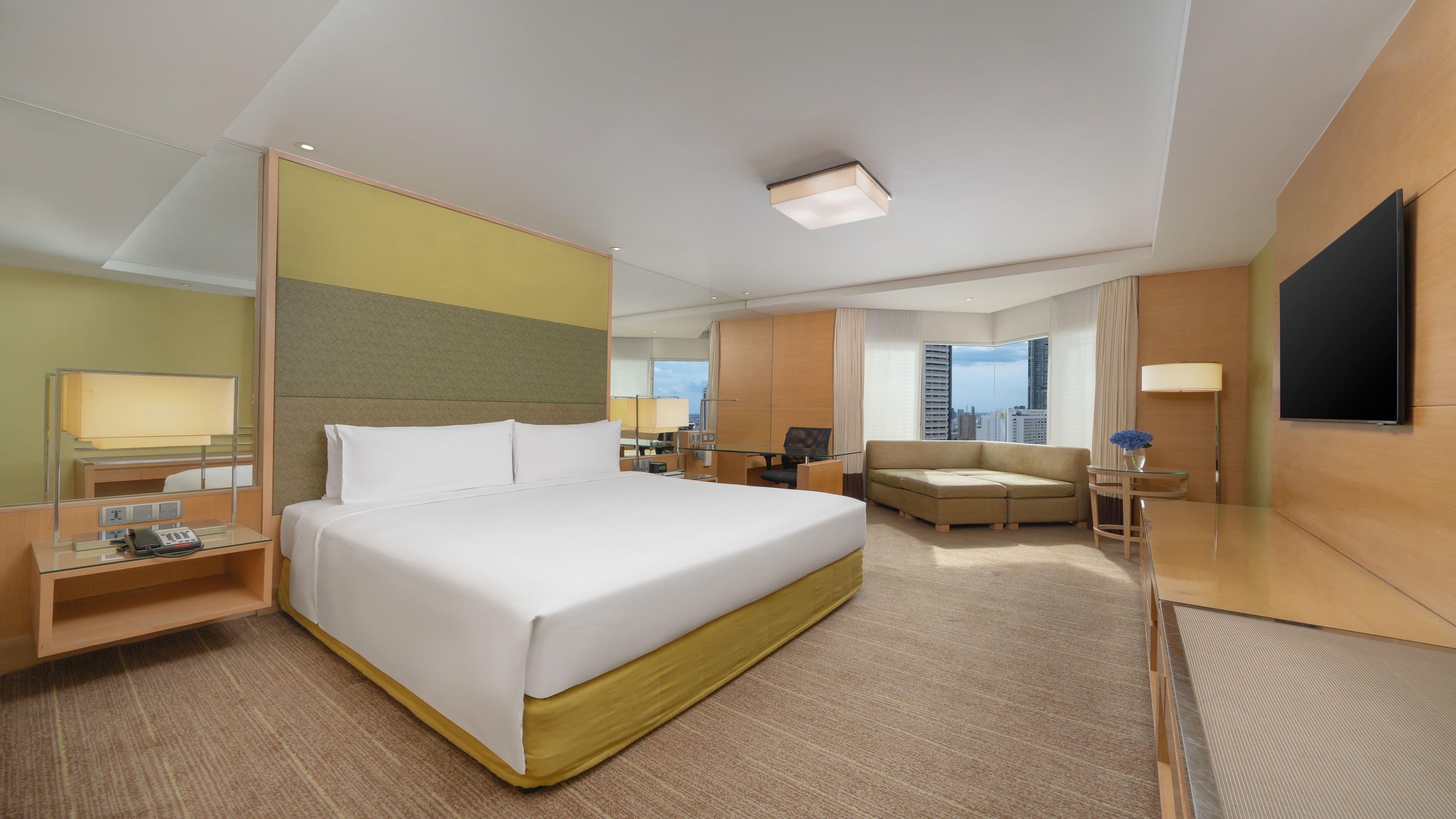 Holiday Inn Bangkok Silom - Image 3