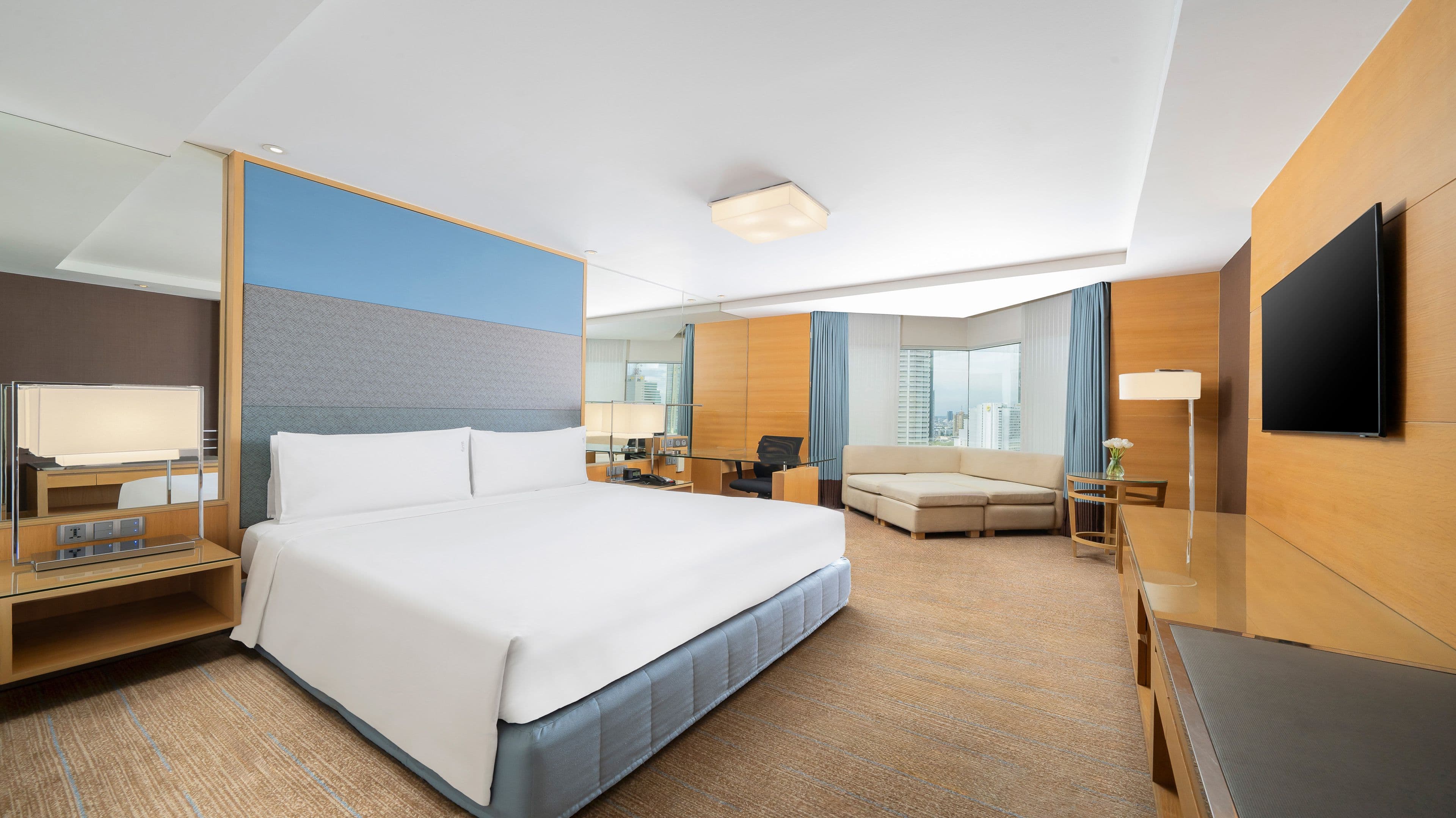 Holiday Inn Bangkok Silom - Image 2