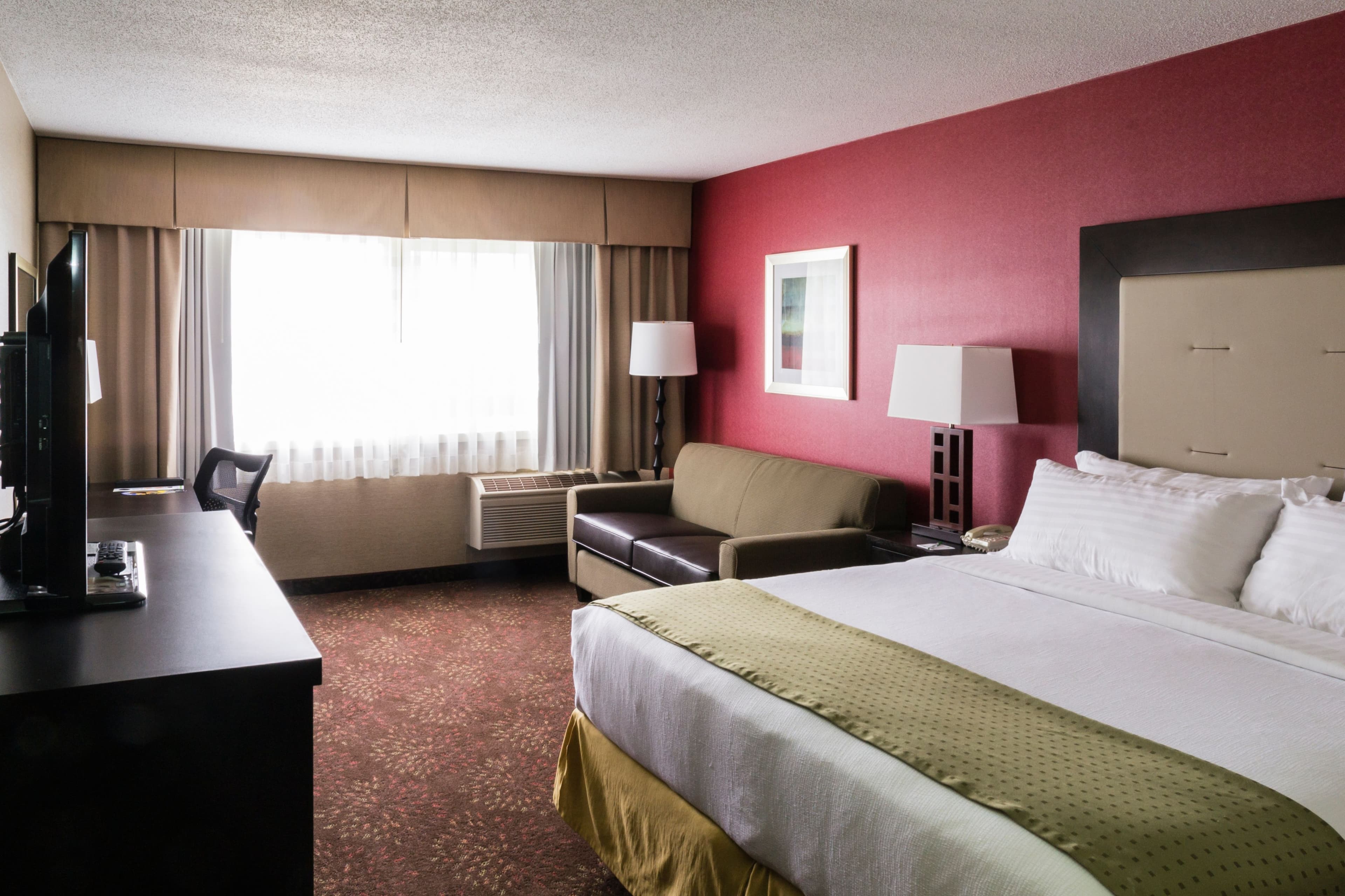 Holiday Inn Express Big Rapids - Image 4