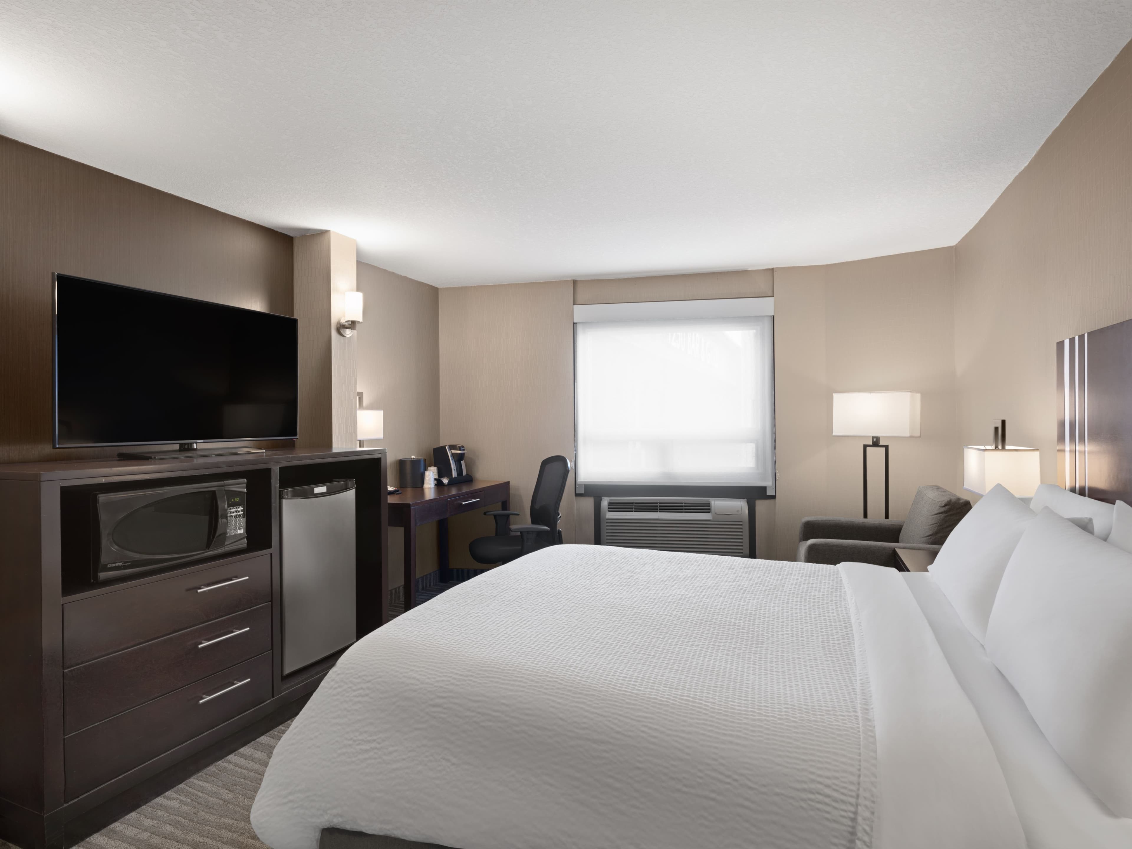 Holiday Inn Calgary-Airport - Image 3