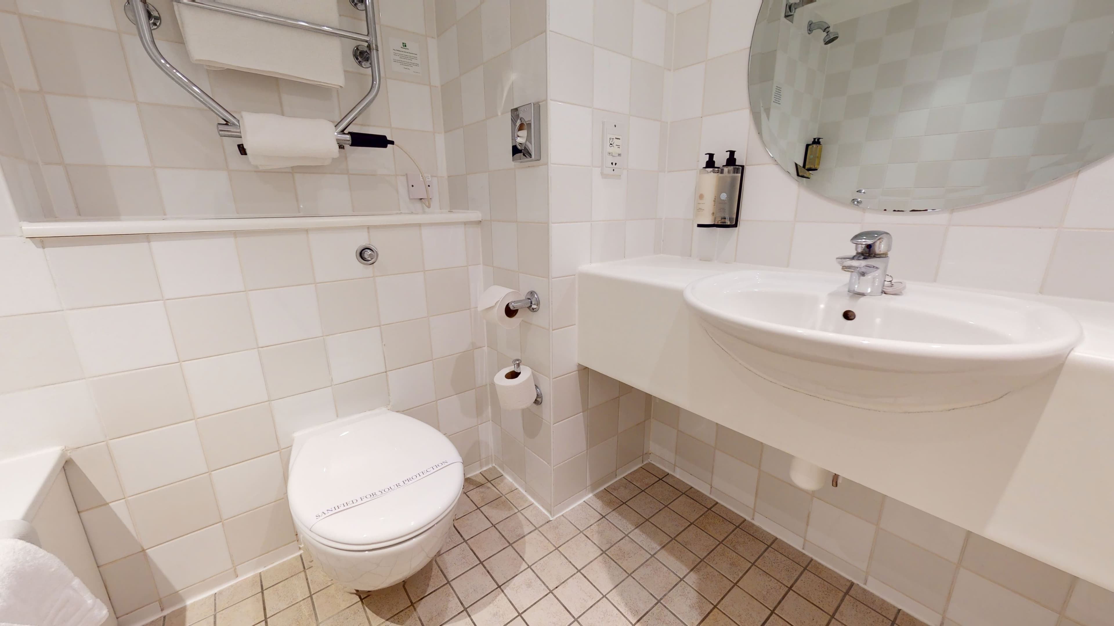 Holiday Inn Cambridge - Image 4
