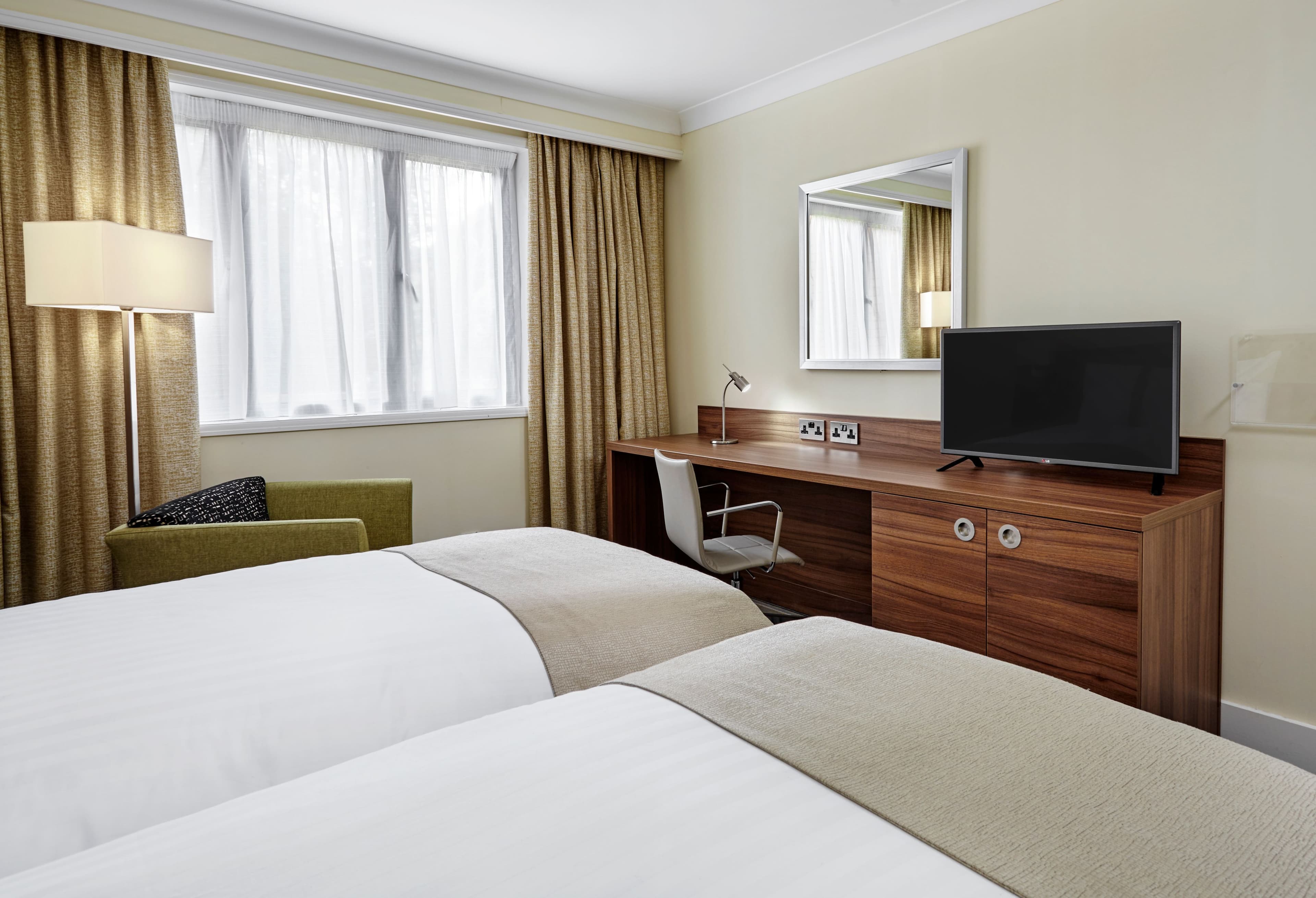 Holiday Inn Cardiff - North M4, Jct.32 — 7