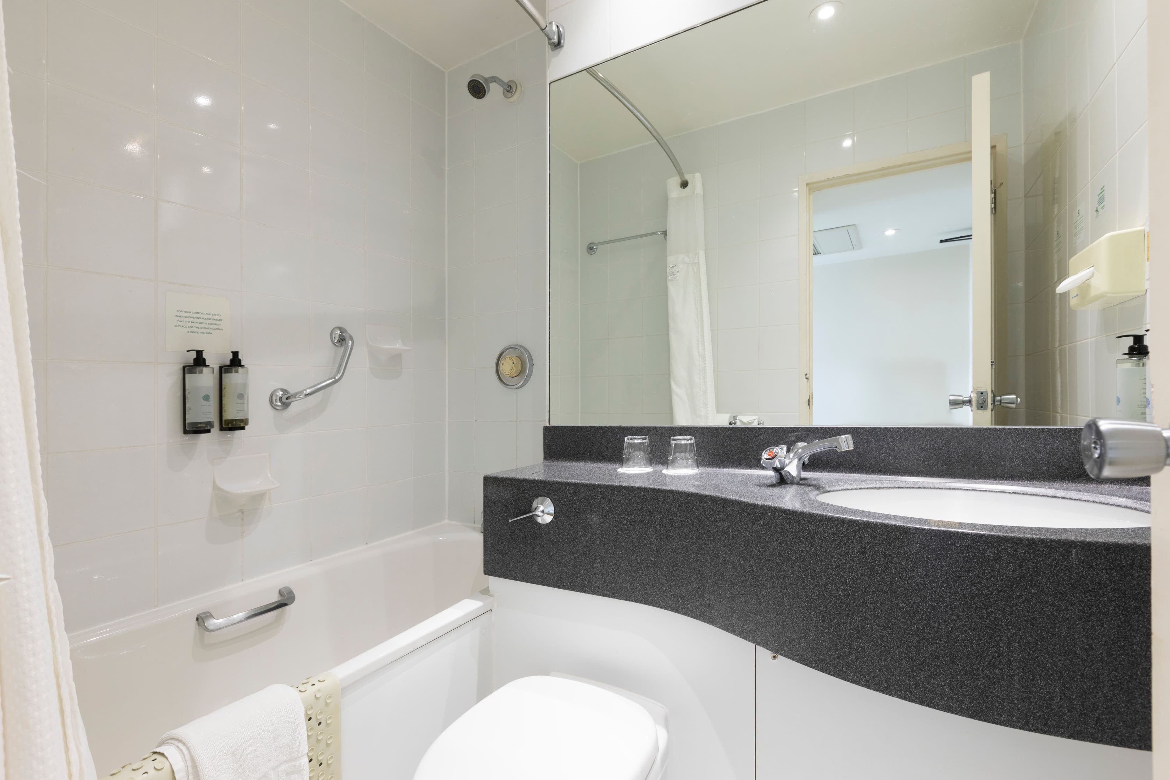 Holiday Inn Cardiff City Centre - Image 3
