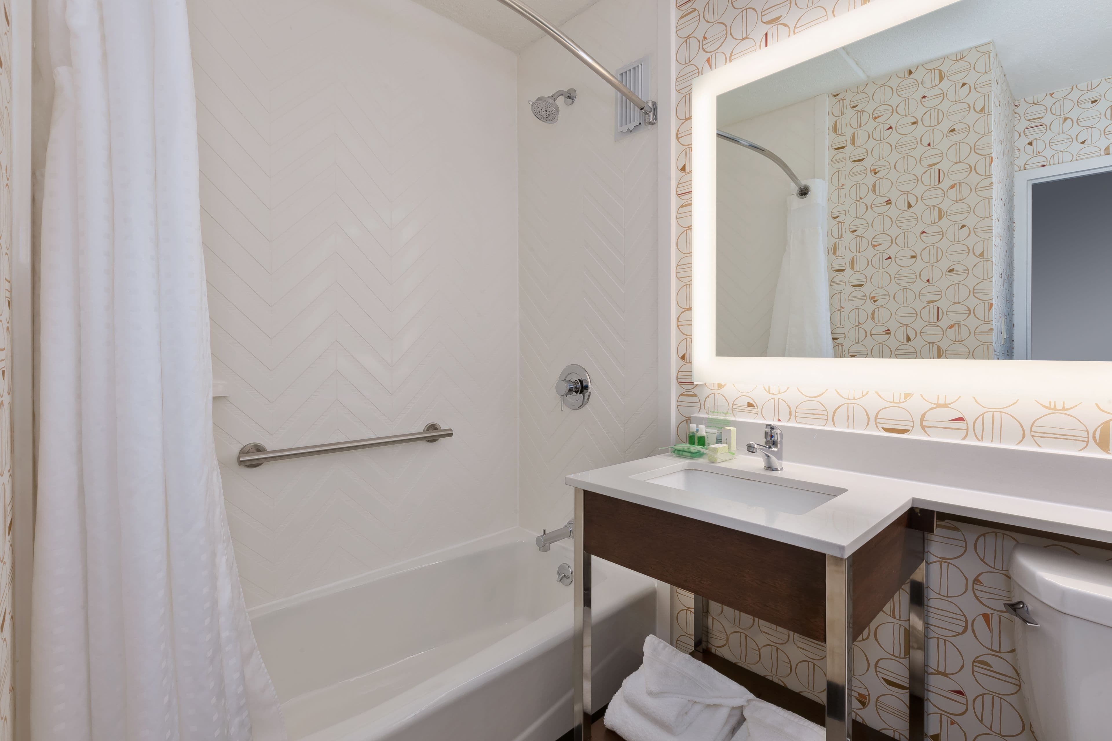 Holiday Inn Westbury-Long Island — 6