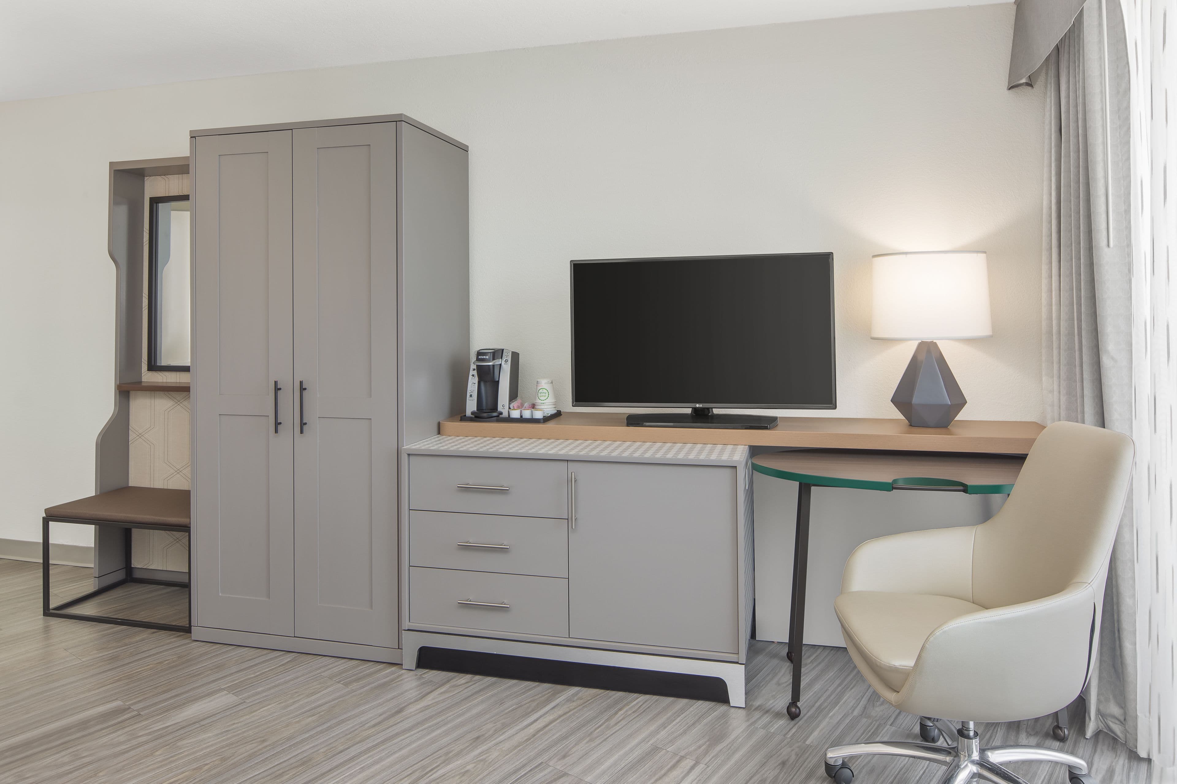 Holiday Inn Charleston-Riverview - Image 3