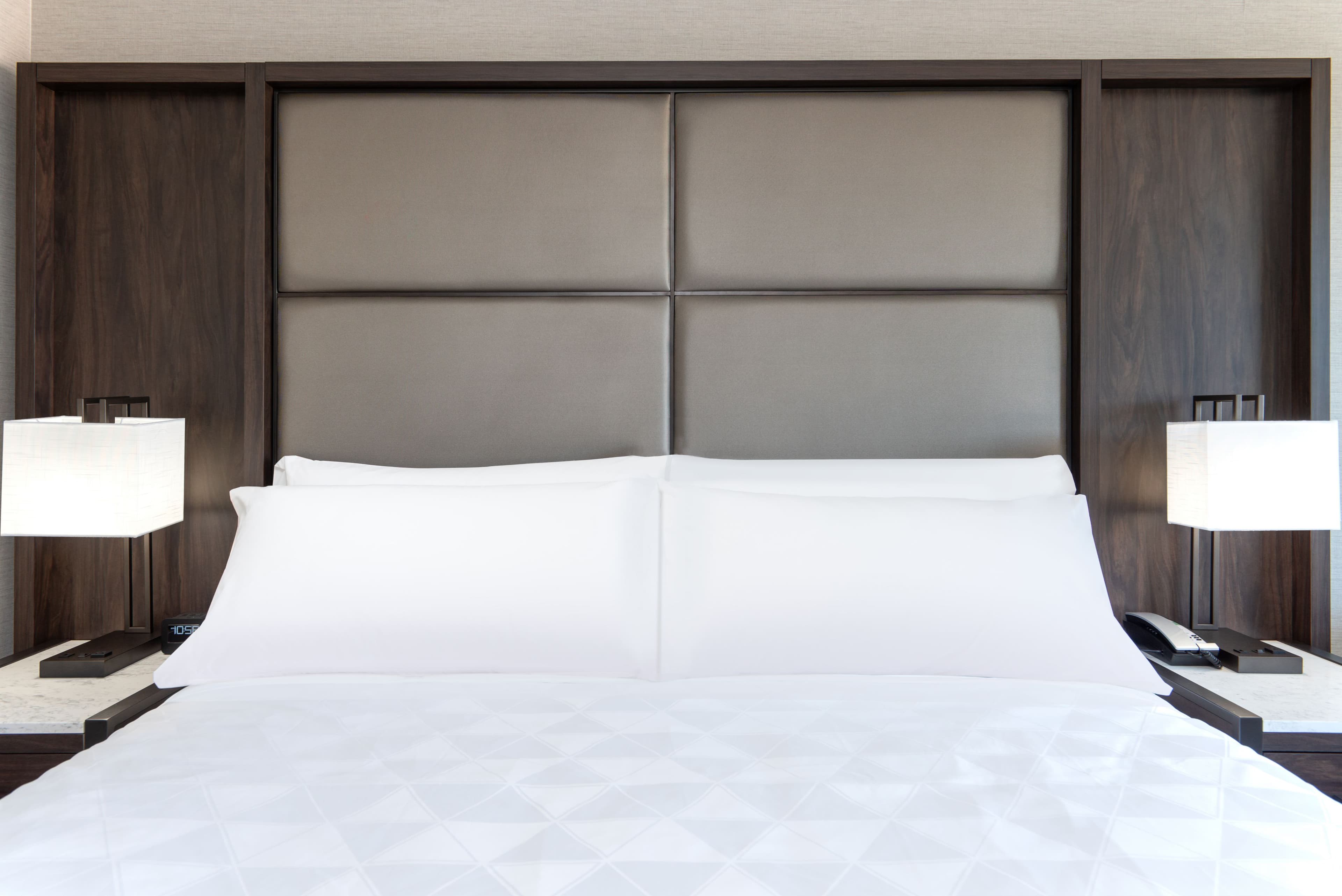 Holiday Inn Boston Logan Airport - Chelsea - Image 2